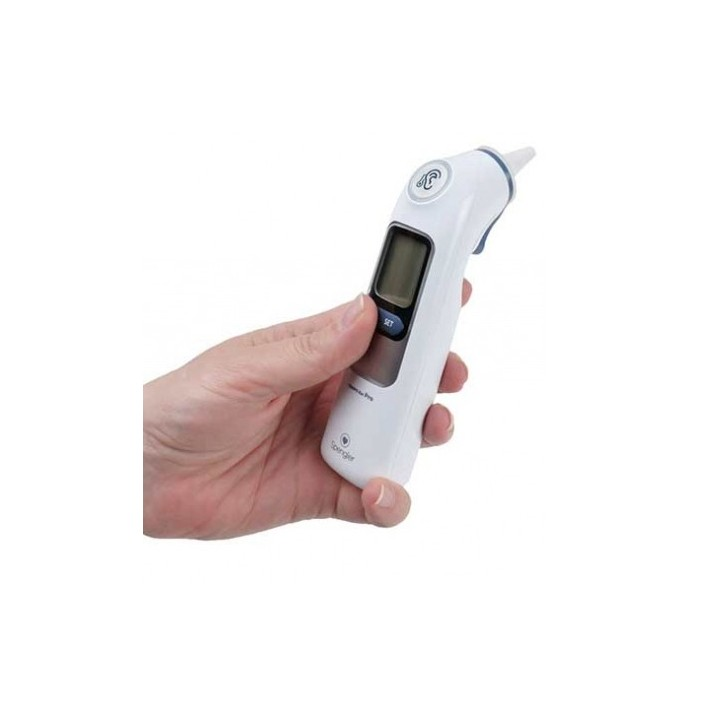 Una mano tiene un termometro auricolare digitale bianco su sfondo bianco.