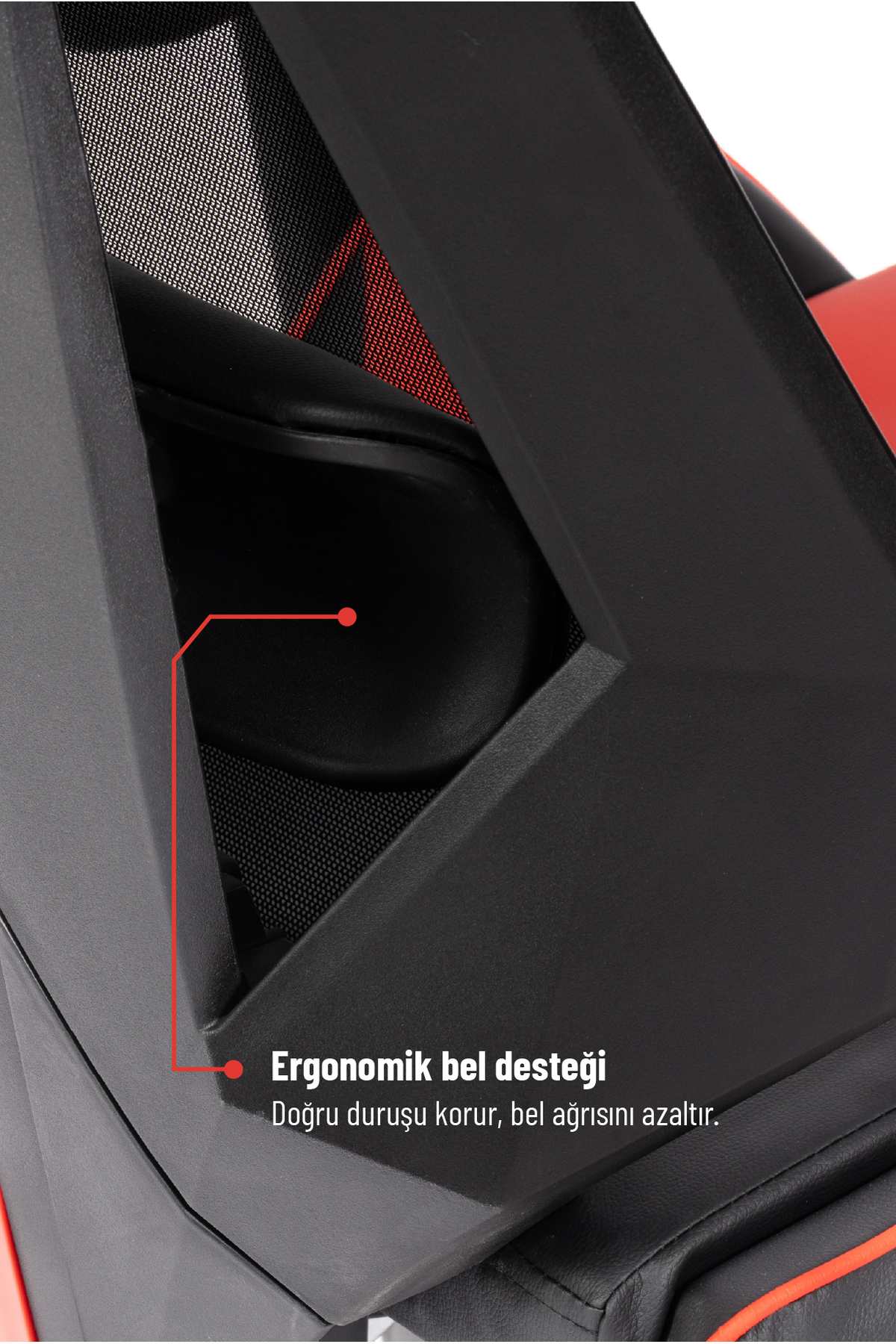 Kırmızı detaylara sahip siyah bir oyuncu koltuğundaki ergonomik bel desteğinin yakın çekimi.