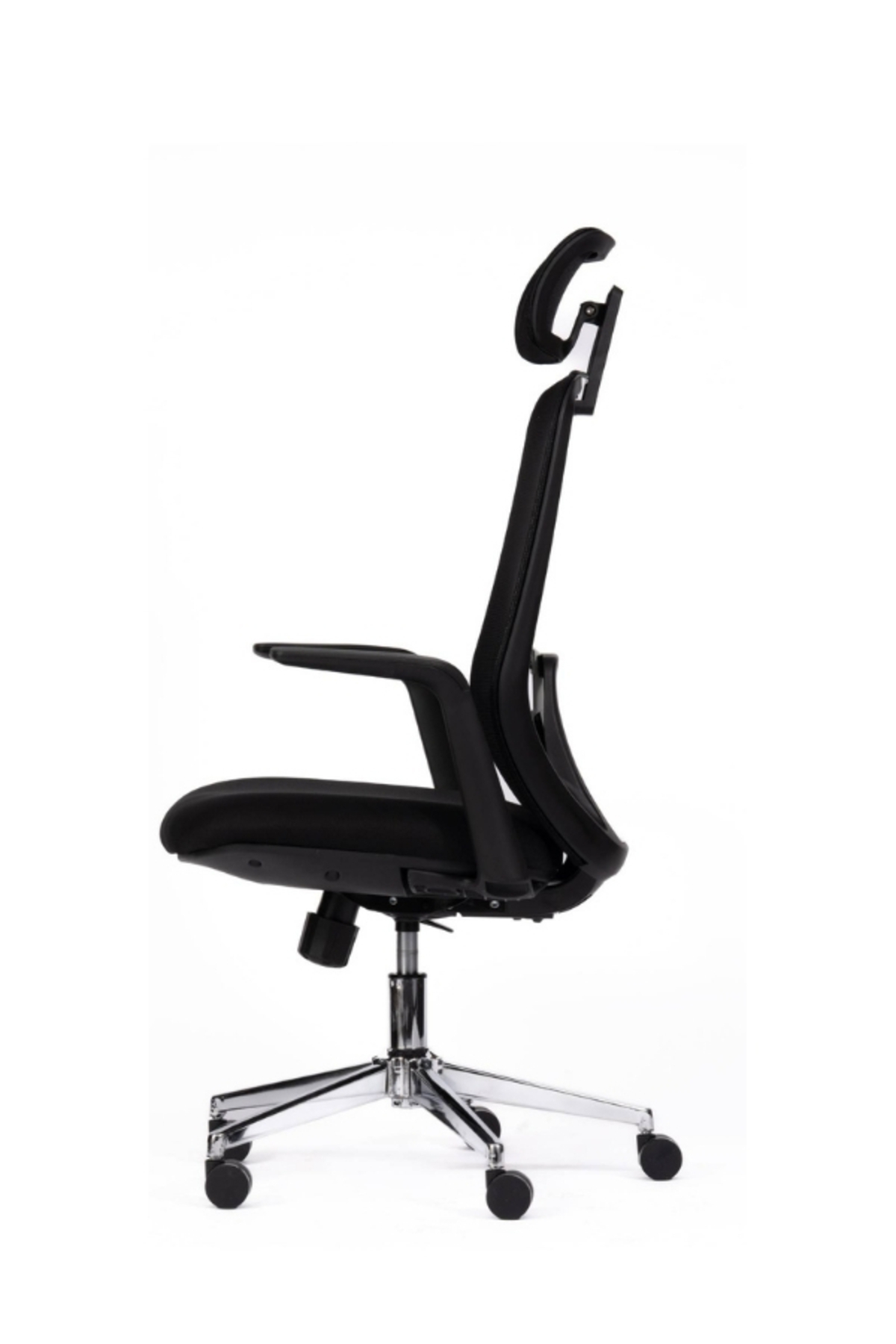 Beyaz arka planda başlıklı ve tekerlekli krom beş ayaklı siyah ergonomik ofis koltuğu.