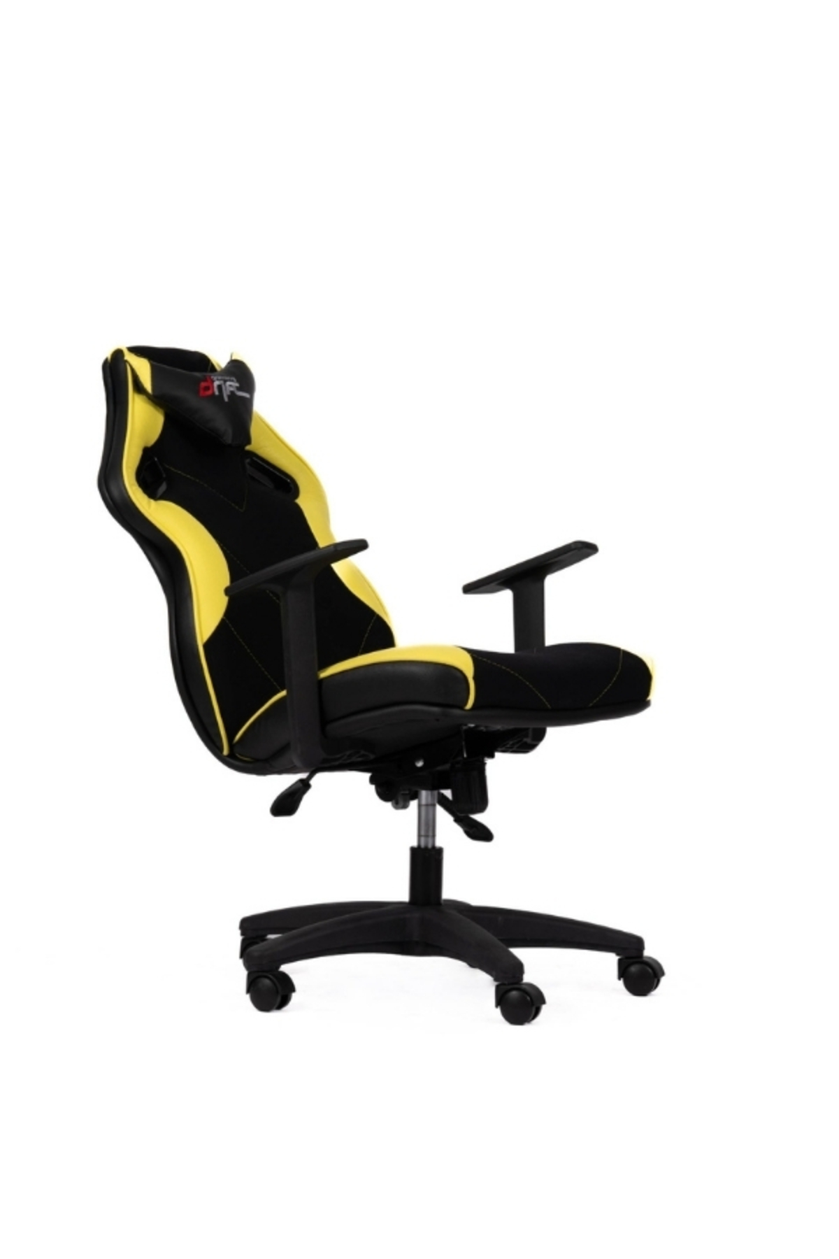 Beyaz arka planda tekerlekli, kolçaklı ve baş destekli siyah ve sarı renkli ergonomik oyuncu koltuğu.