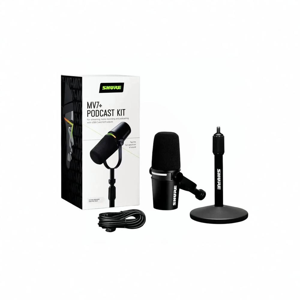 Kit podcast Shure MV7+ con microfono, supporto da tavolo e cavo su sfondo bianco.