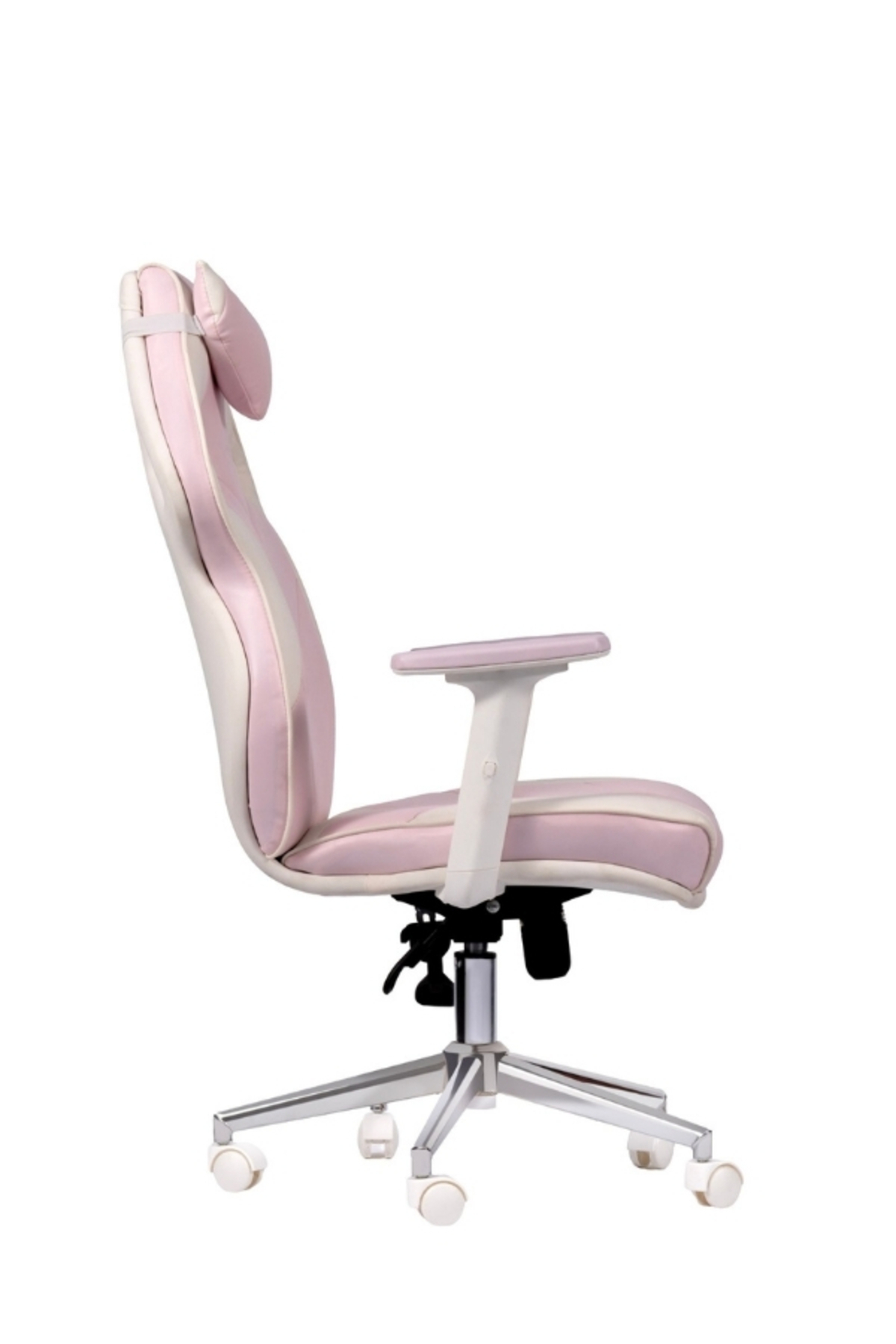 Beyaz arka planda tekerlekli, beyaz ve pembe ergonomik ofis koltuğu.
