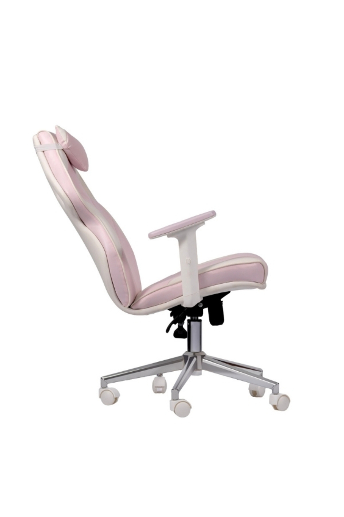 Beyaz arka planda tekerlekli ve ayarlanabilir kolçaklı, pembe ve beyaz ergonomik ofis koltuğu.