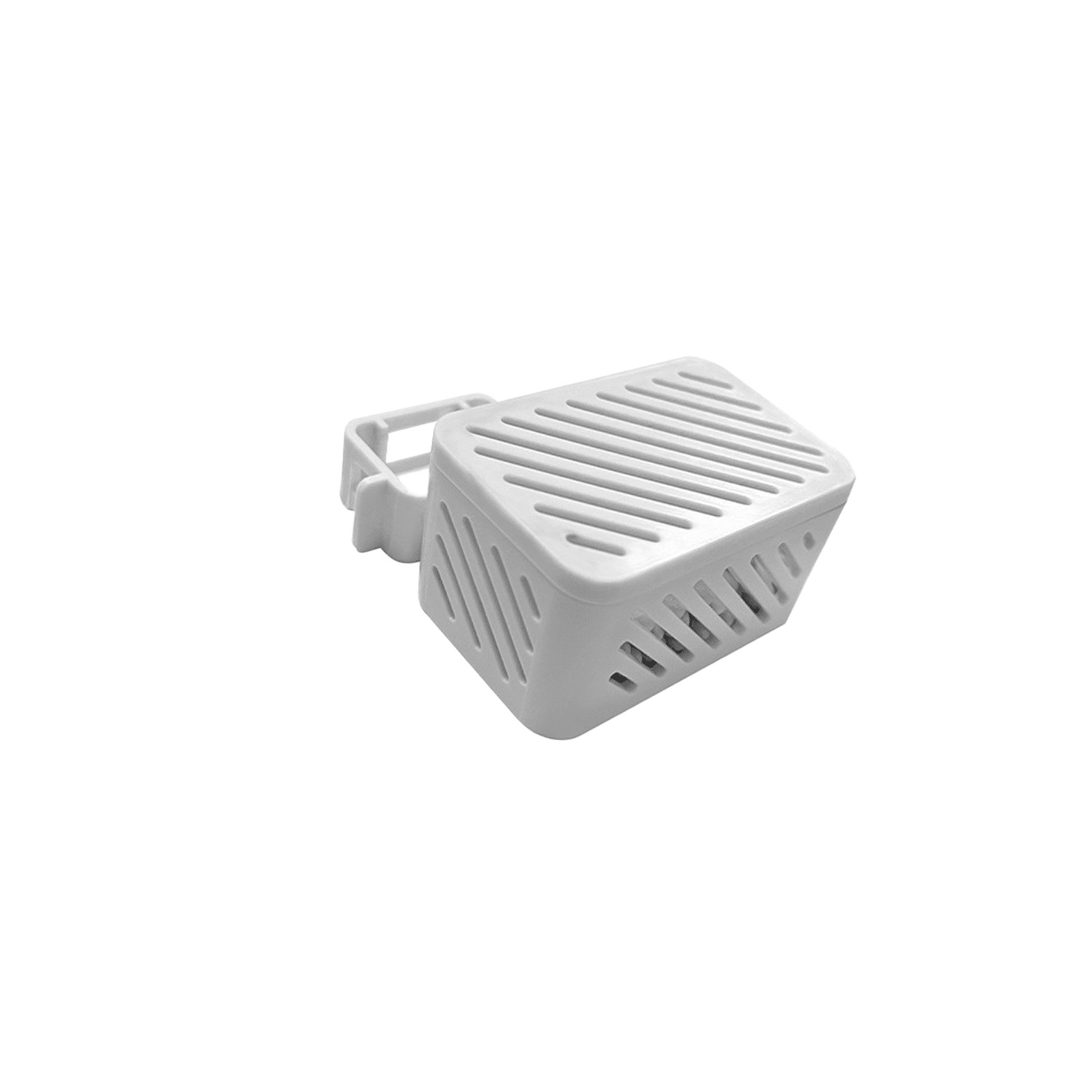Un petit couvercle de ventilation en plastique blanc avec des fentes diagonales.