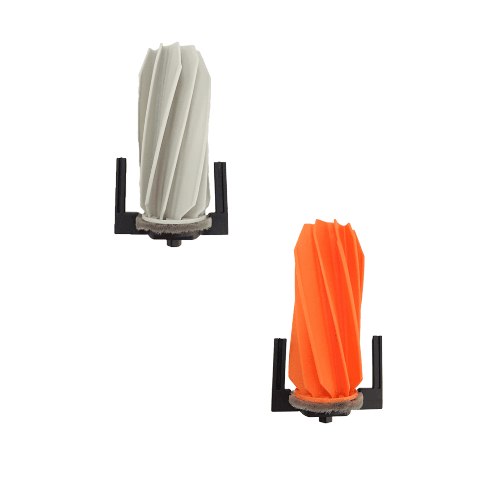 Zwei spiralförmige Walzenbürsten für Staubsauger, einmal weiß und einmal orange, auf weißem Hintergrund.