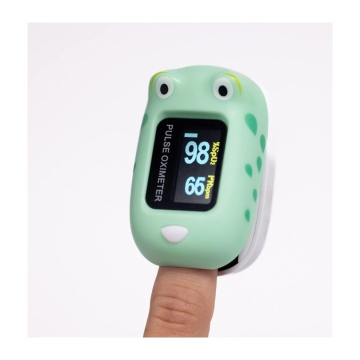 Il dito di un bambino con un pulsossimetro verde a forma di rana su sfondo bianco.