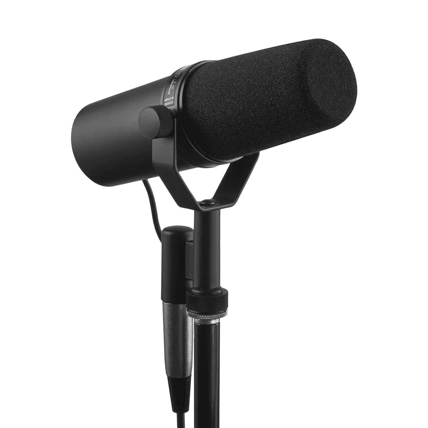 Un microfono da studio nero su supporto metallico su sfondo bianco.