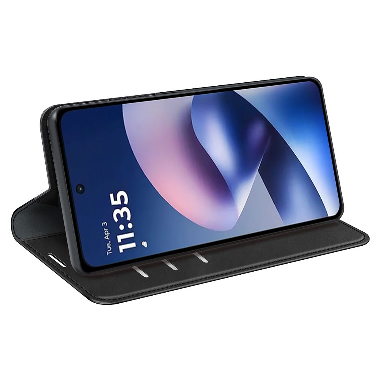 Een zwarte smartphone in een lederen portefeuillehoes staat opgesteld tegen een witte achtergrond.