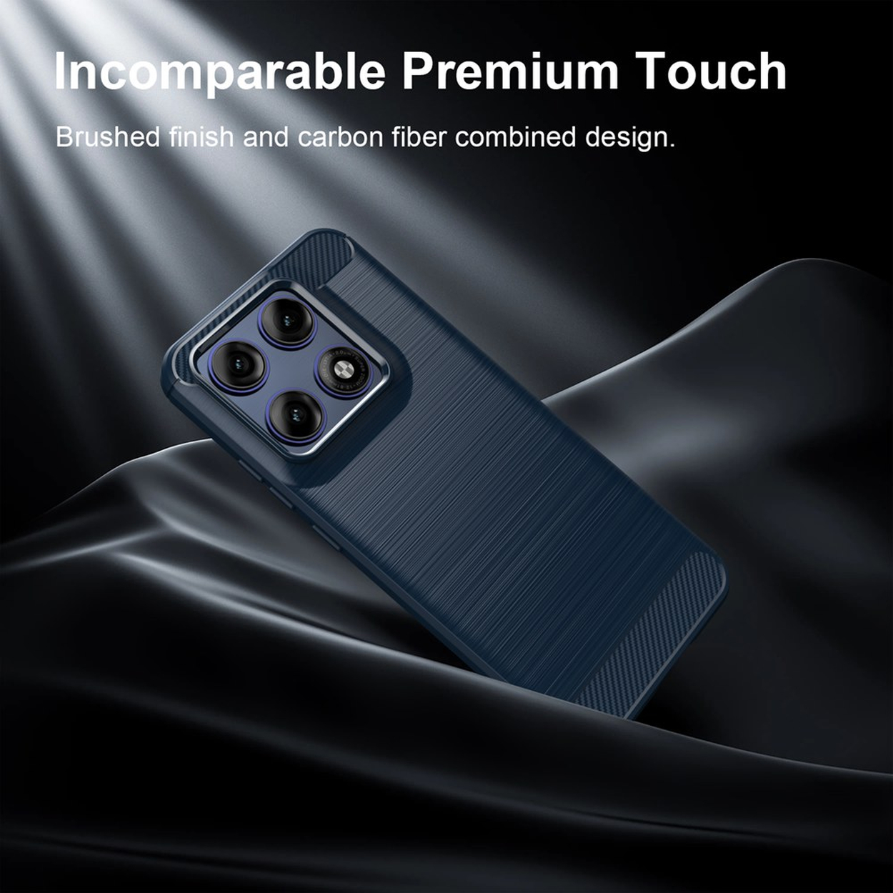 Een blauwe smartphone met geborstelde afwerking en carbon accenten ligt op een donkere stof.