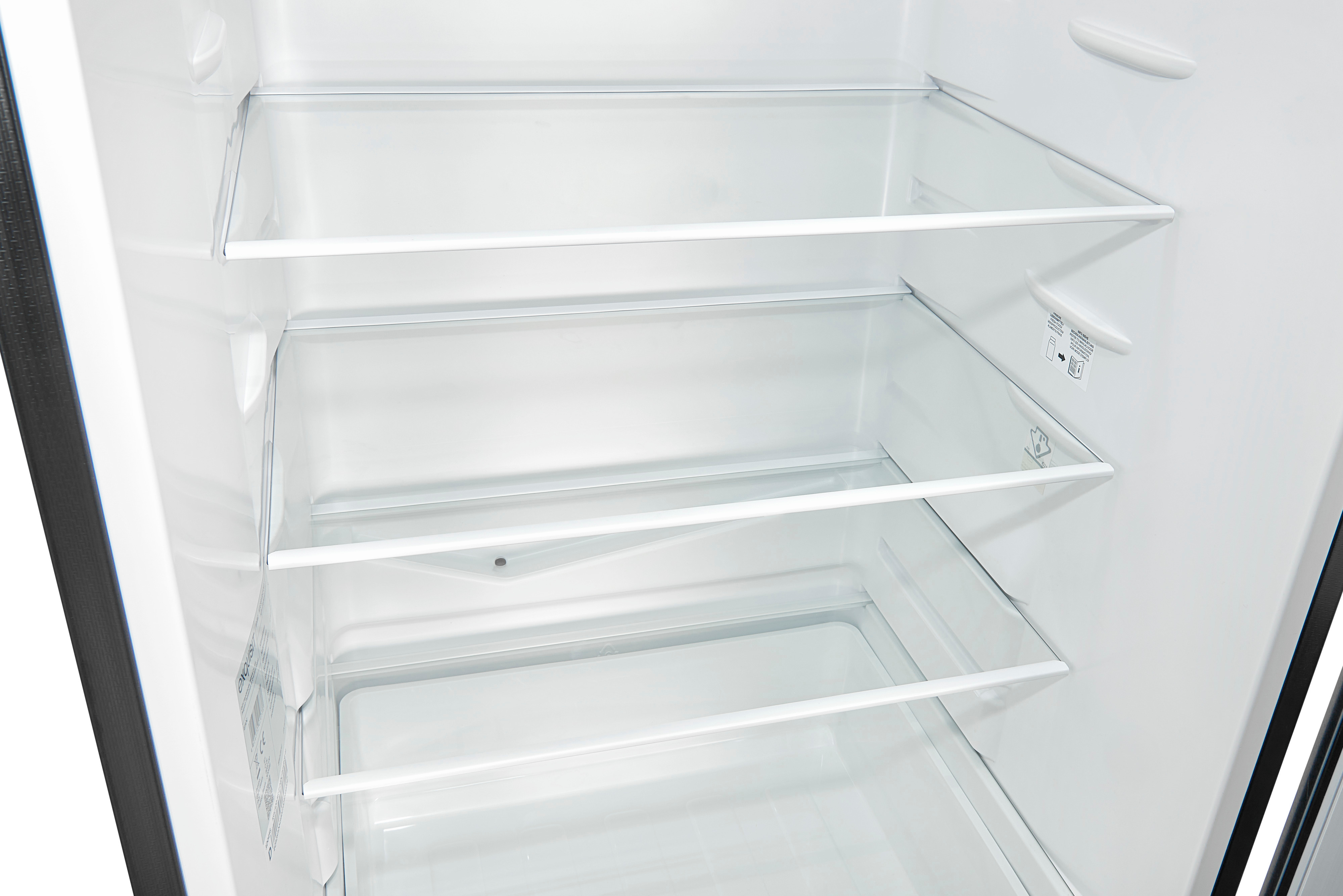 Das Innere eines leeren, sauberen Kühlschranks mit Glasablagen und weißer Rückwand.