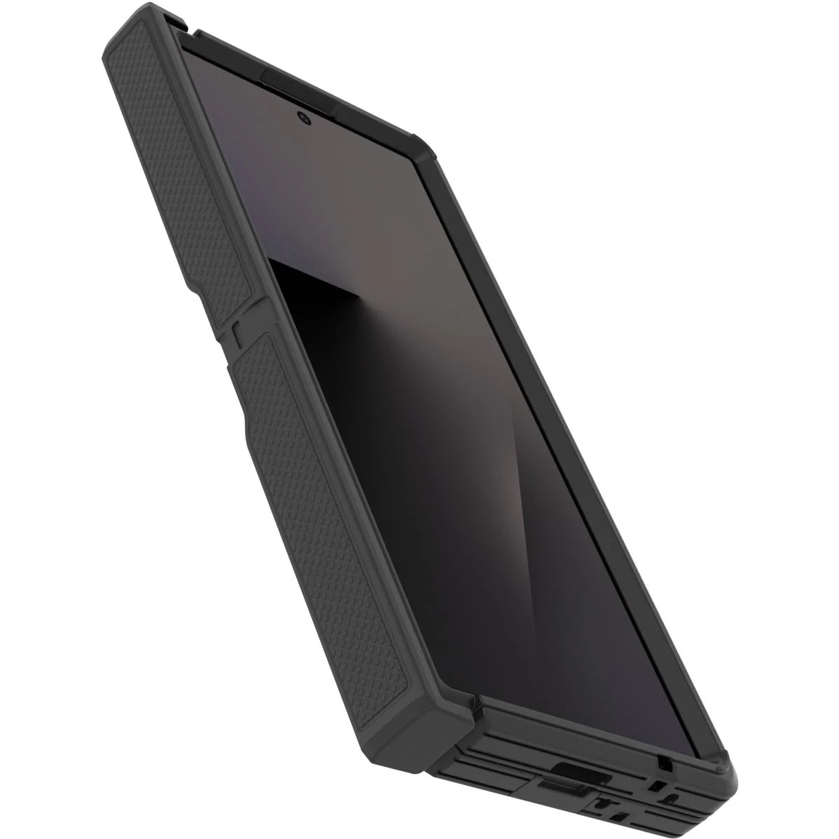 Un smartphone noir dans une coque de protection texturée, incliné sur fond blanc.