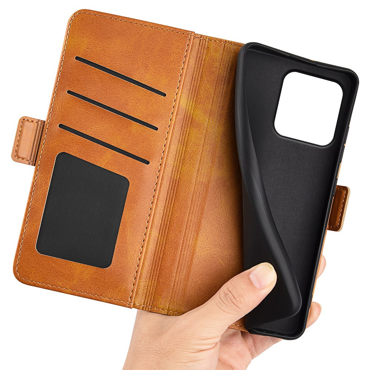 Een hand houdt een open bruine leren telefoonhoesje vast met kaartvakjes.