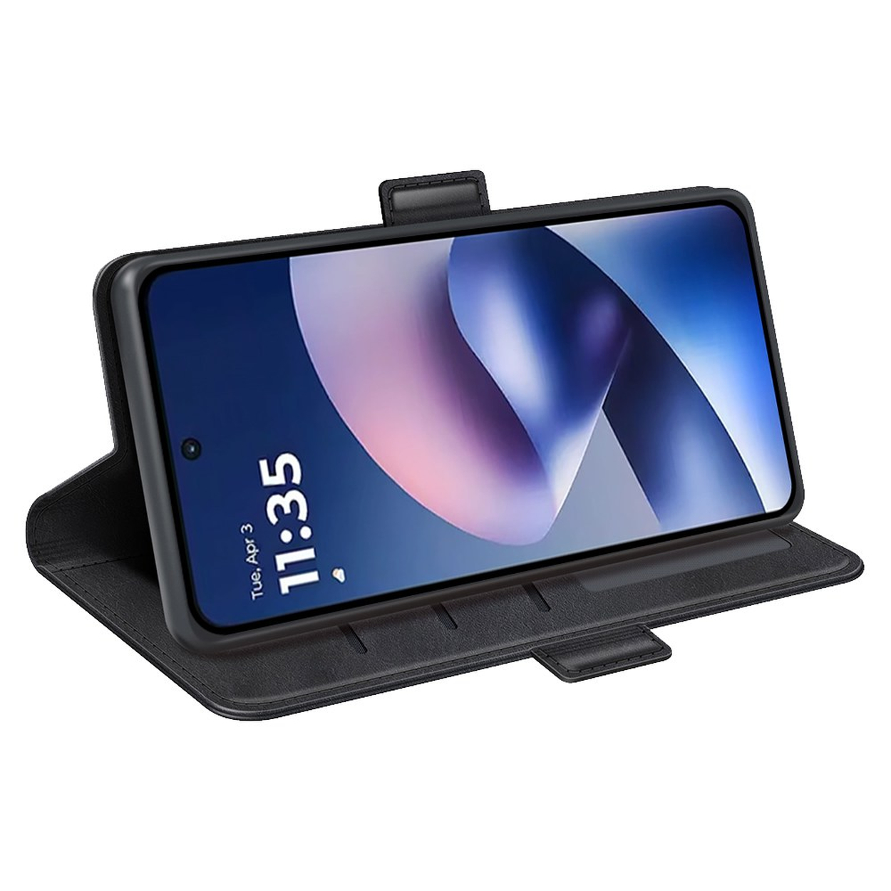Een zwarte smartphone staat in een open lere portefeuillehoes op een witte achtergrond.