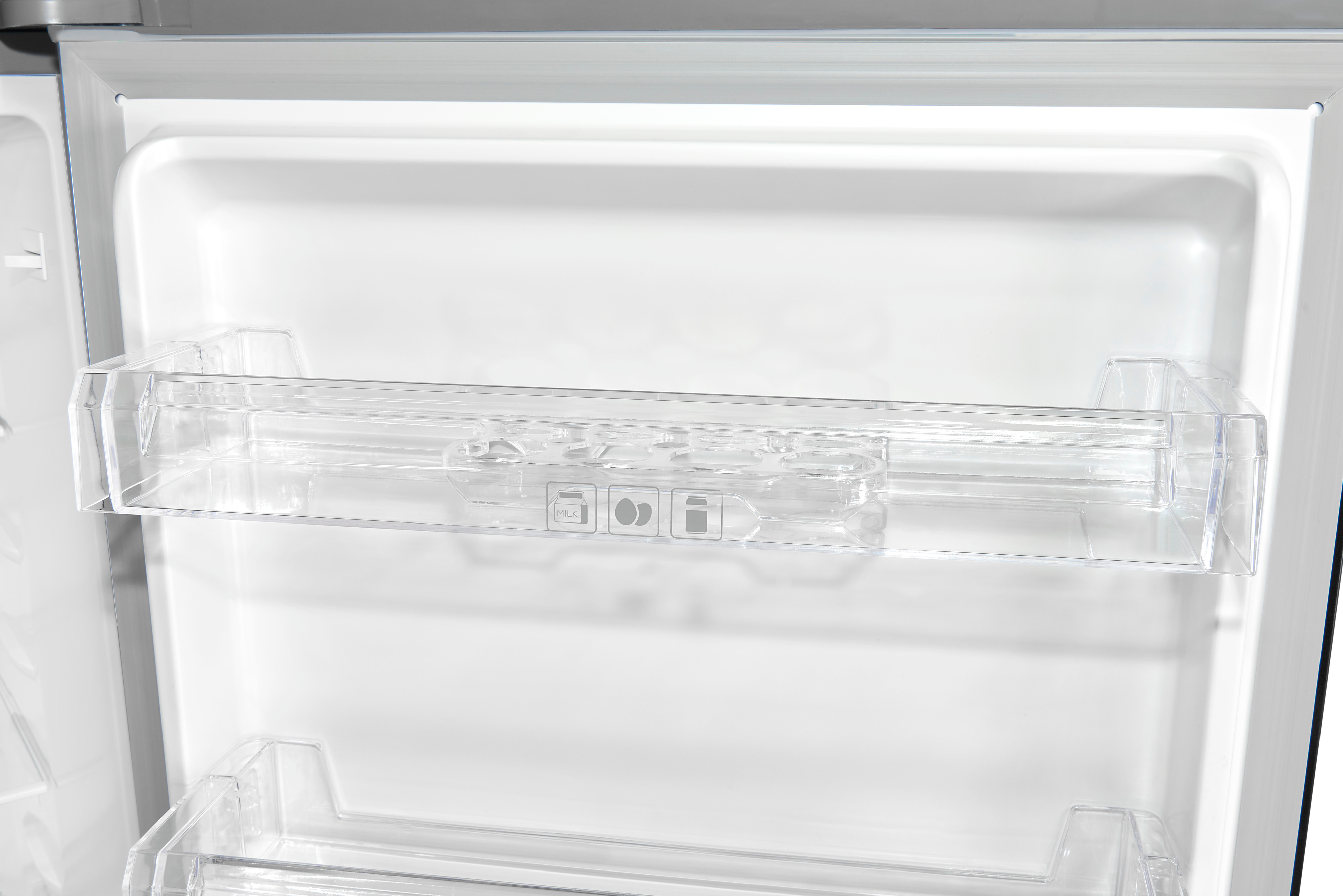 Ein offener, leerer weißer Kühlschrank mit durchsichtigen Plastiktürfächern.