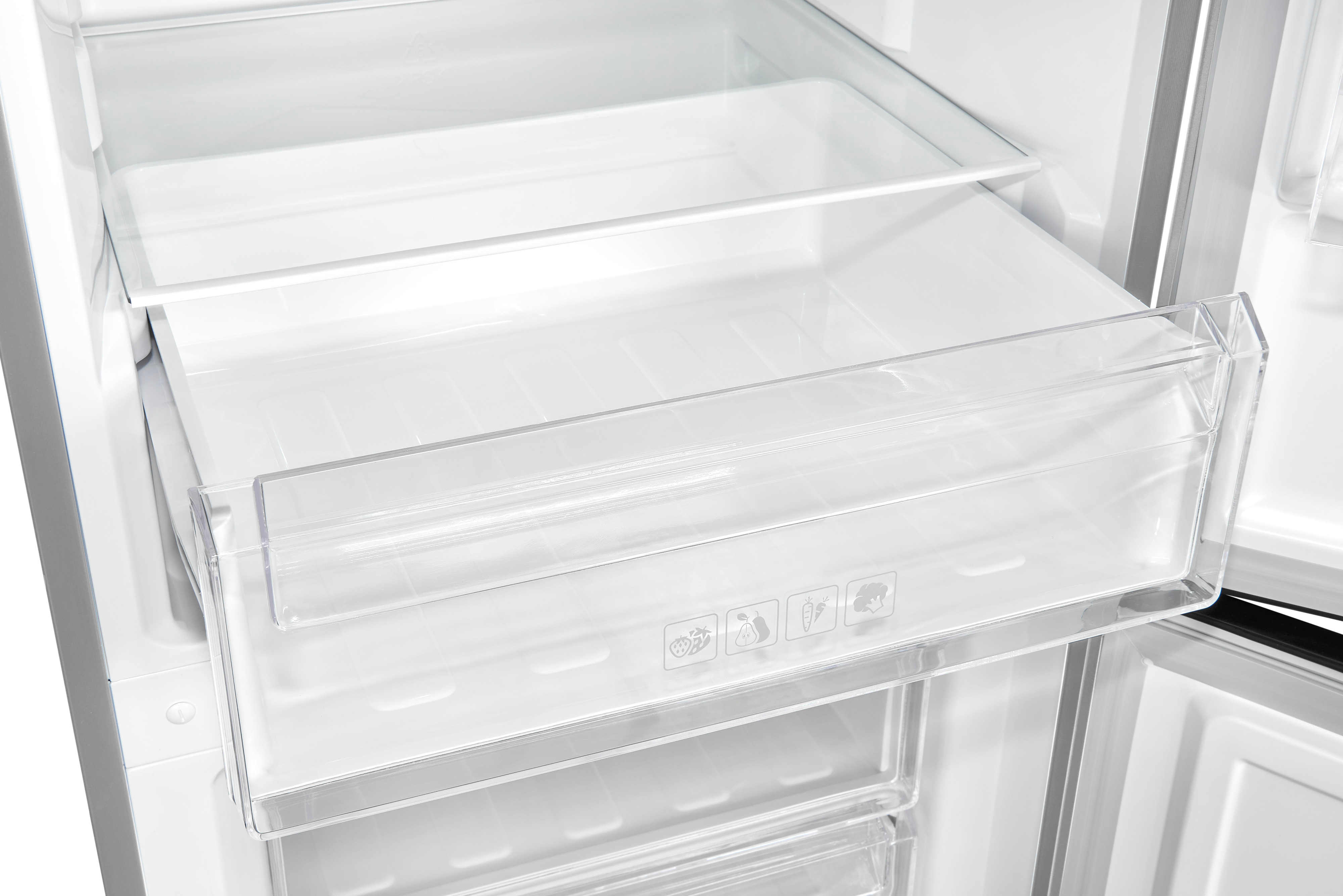 Ein offener, leerer Kühlschrank mit herausgezogener transparenter Gemüseschublade und Glasregalen.