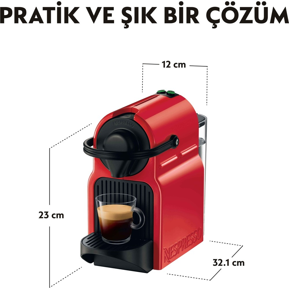 Beyaz arka planda bardak ve ölçüleriyle kırmızı Nespresso kahve makinesi.