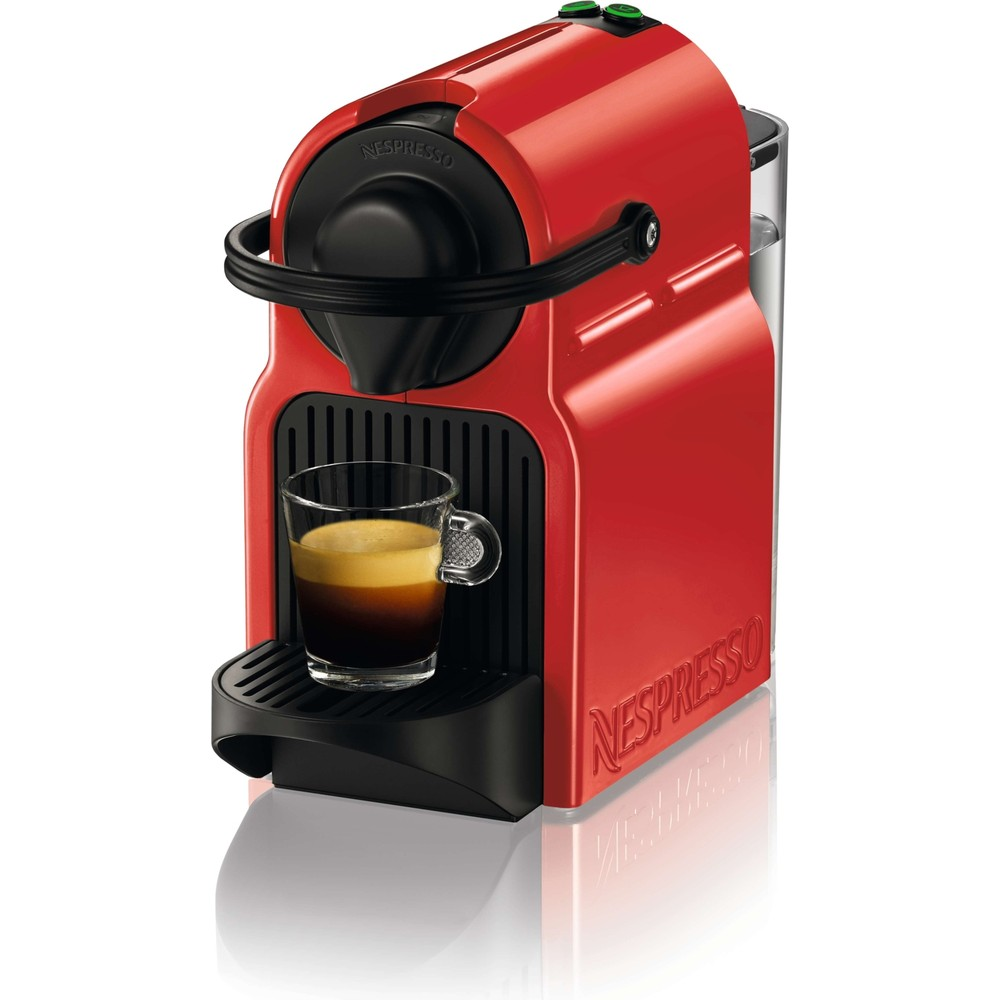 Siyah kollu kırmızı bir Nespresso kahve makinesi ve tepside bir fincan espresso.