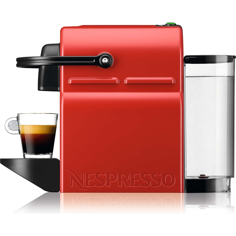 Sağda su haznesi ve solda bir espresso fincanı bulunan kırmızı Nespresso kahve makinesi.