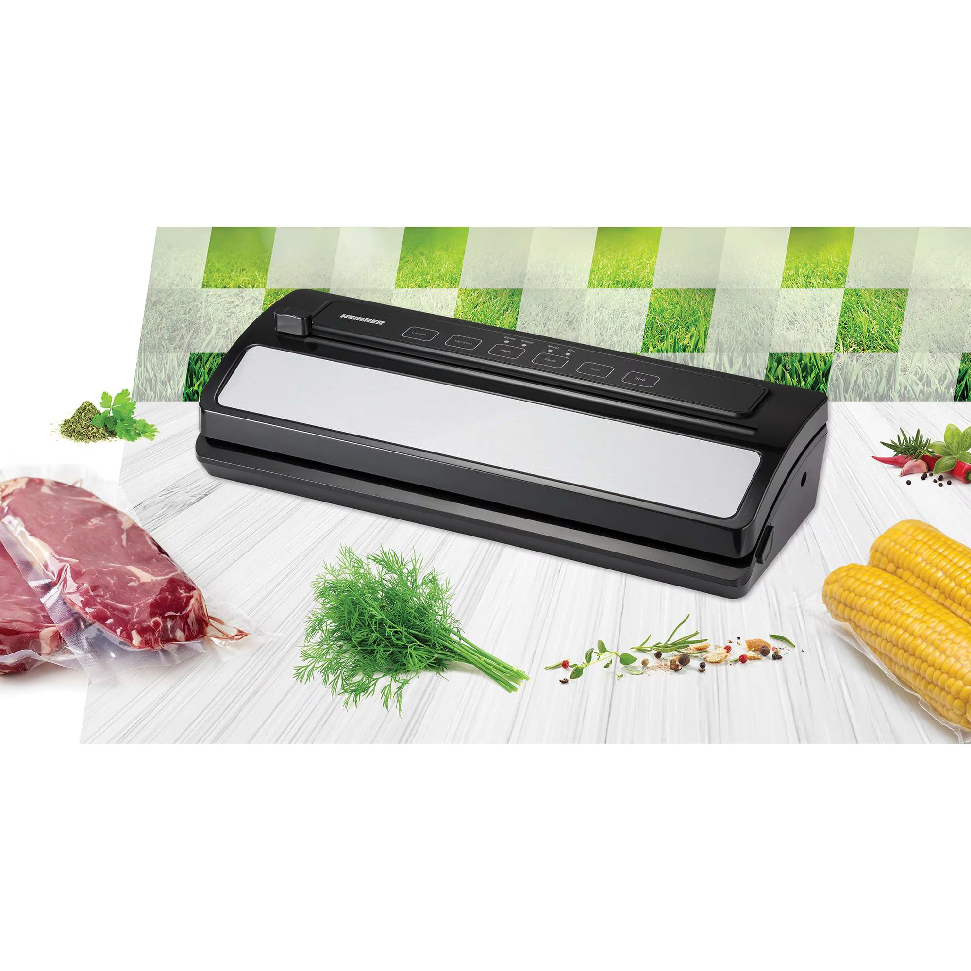 Een zwarte vacumeermachine op een tafel met biefstukken, kruiden en maïs.