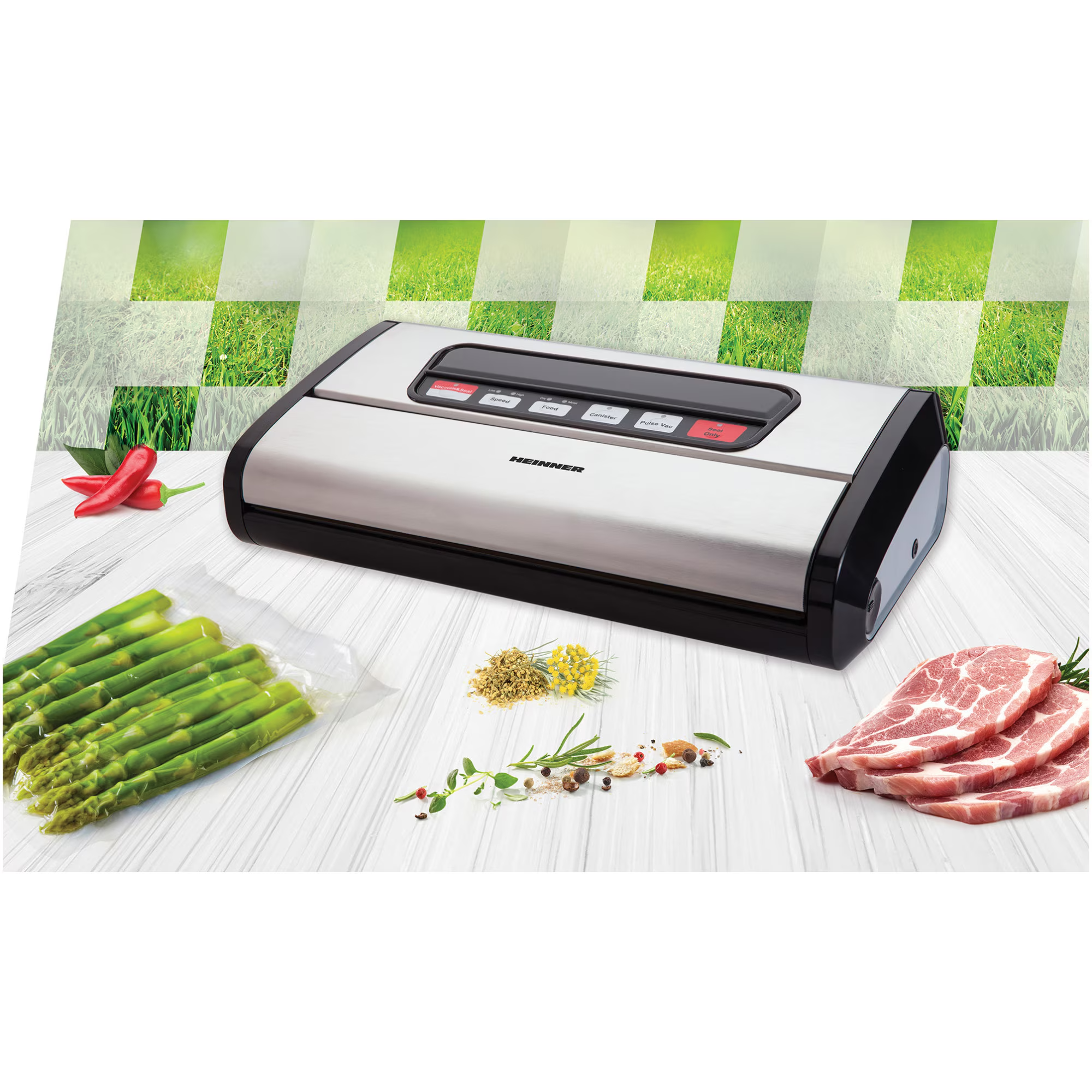 Een vacumeermachine op wit hout met asperges, vlees en specerijen.