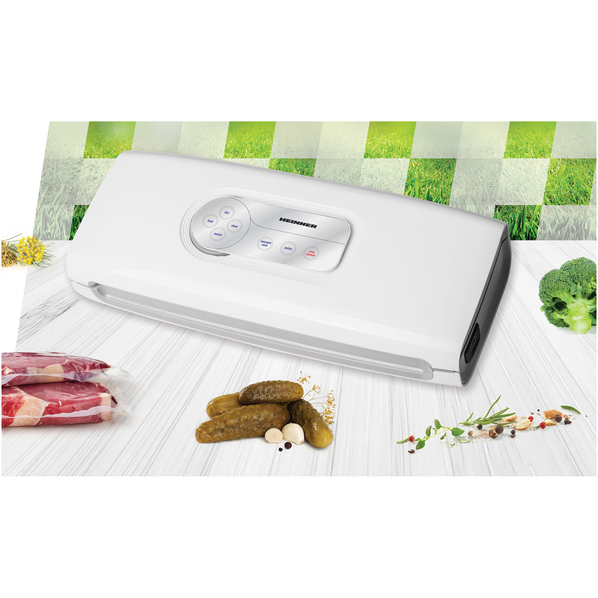 Appareil de mise sous vide blanc sur table en bois avec viande et épices.