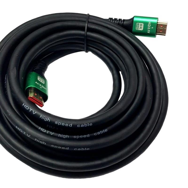 Beyaz arka planda yeşil metal konnektörlü siyah kıvrılmış HDMI 2.1 yüksek hız kablosu.