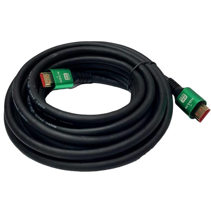 Beyaz arka planda yeşil metal konnektörlü sarılmış siyah HDMI kablosu.