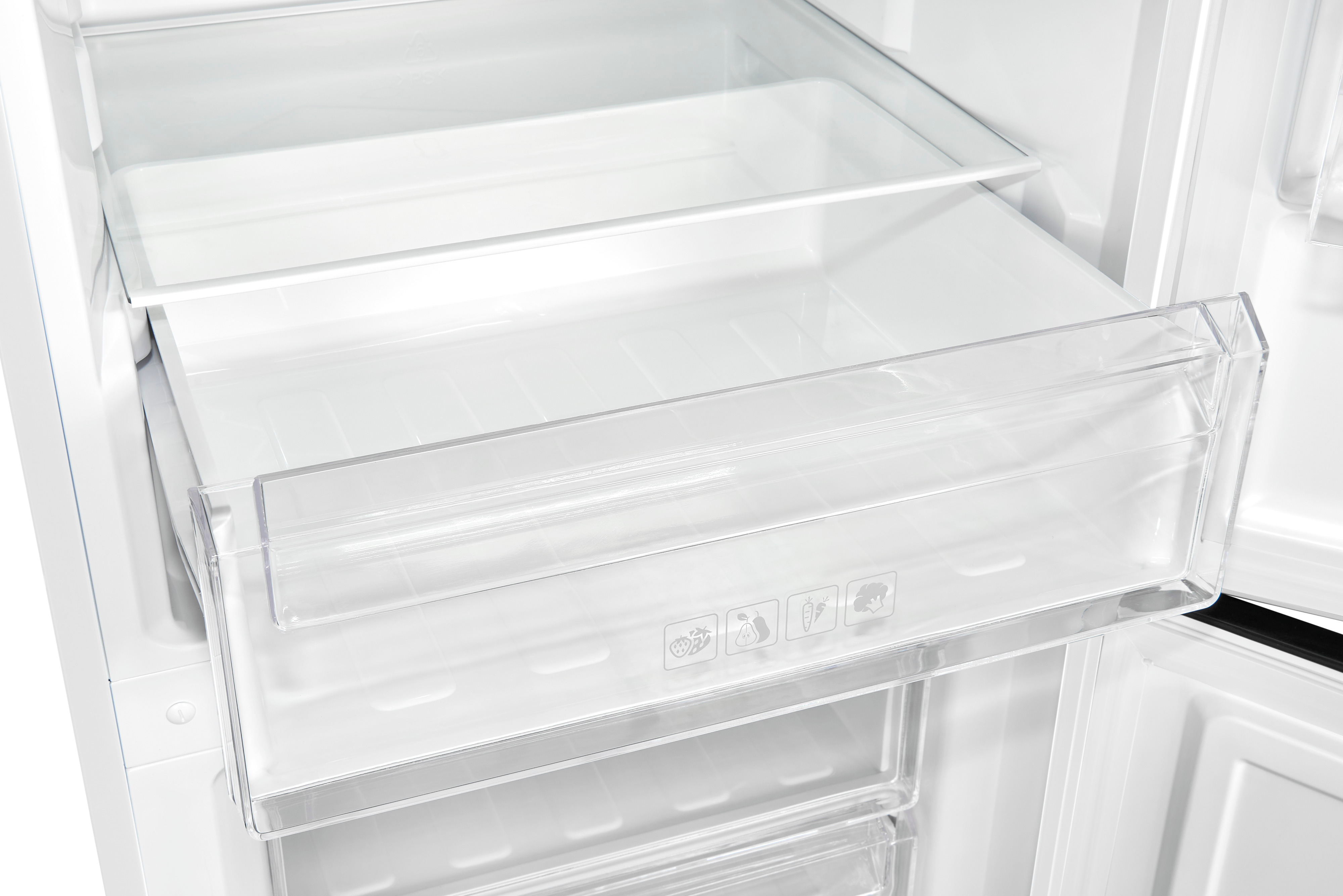 Geöffnete leere Kühlschrankfächer aus klarem Plastik und Glas.