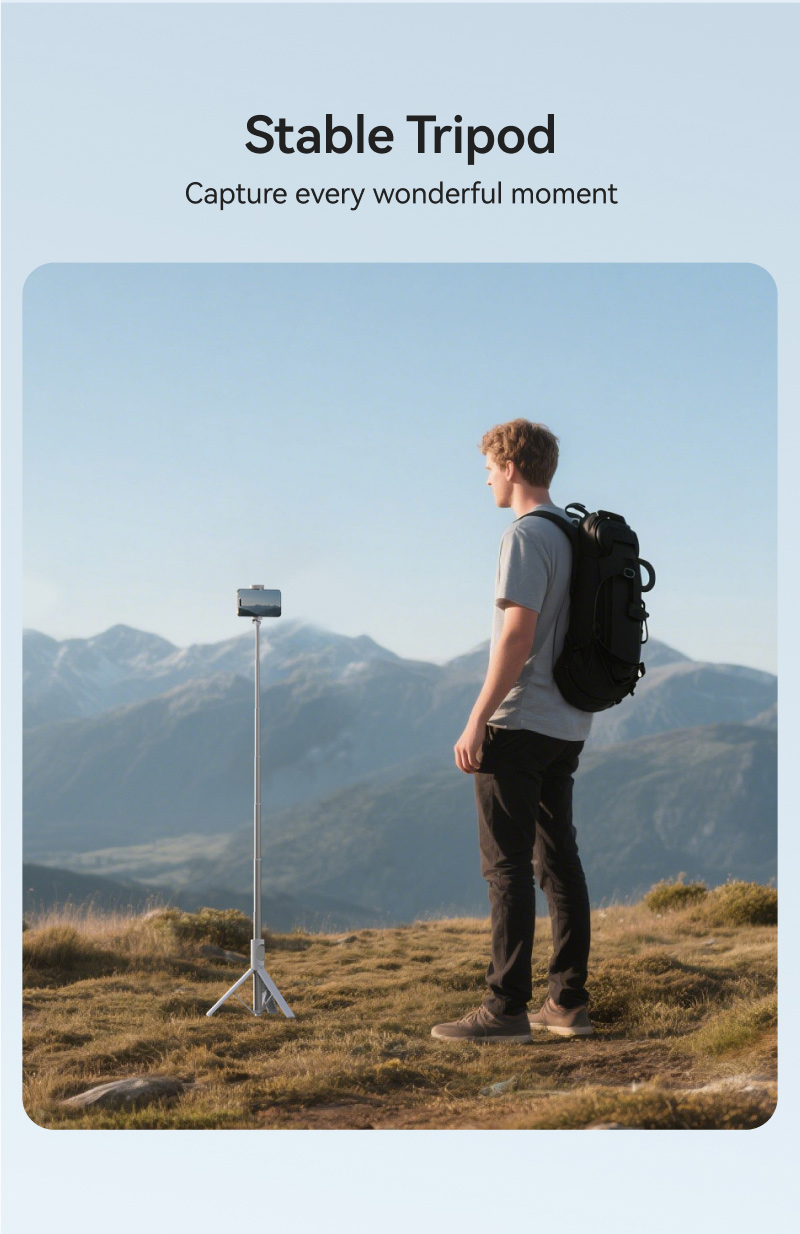 Un randonneur avec un sac à dos regarde les montagnes, un trépied de smartphone à côté.