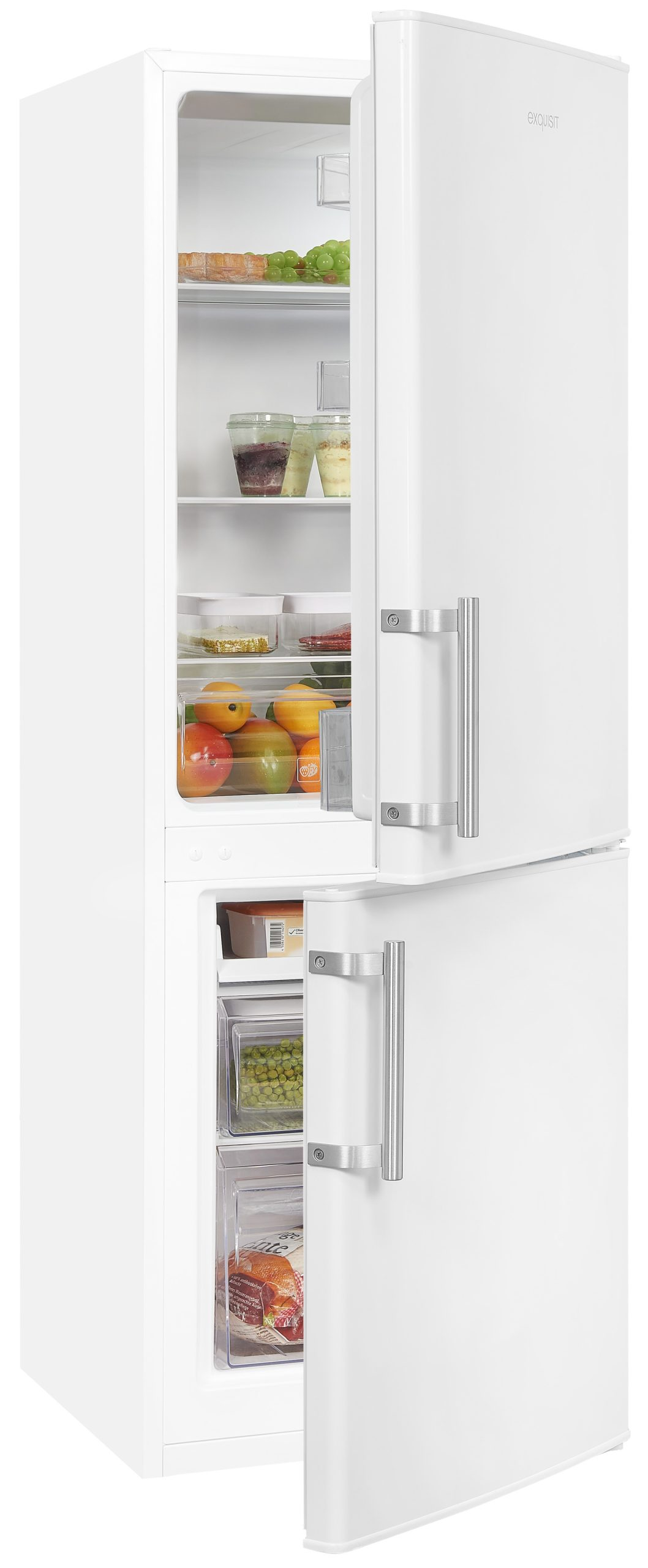 Ein weißer Kühlschrank mit geöffneten Türen zeigt mit Obst, Joghurt und Lebensmitteln gefüllte Regale.