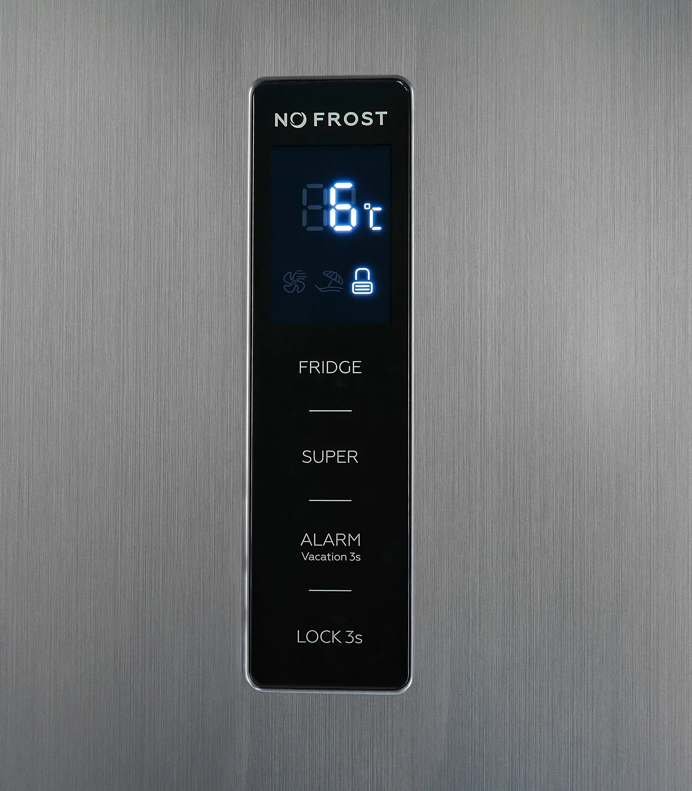 Digitale LED-Anzeige auf einer silbernen Kühlschranktür mit No-Frost-Technologie und berührungsempfindlichen Tasten.