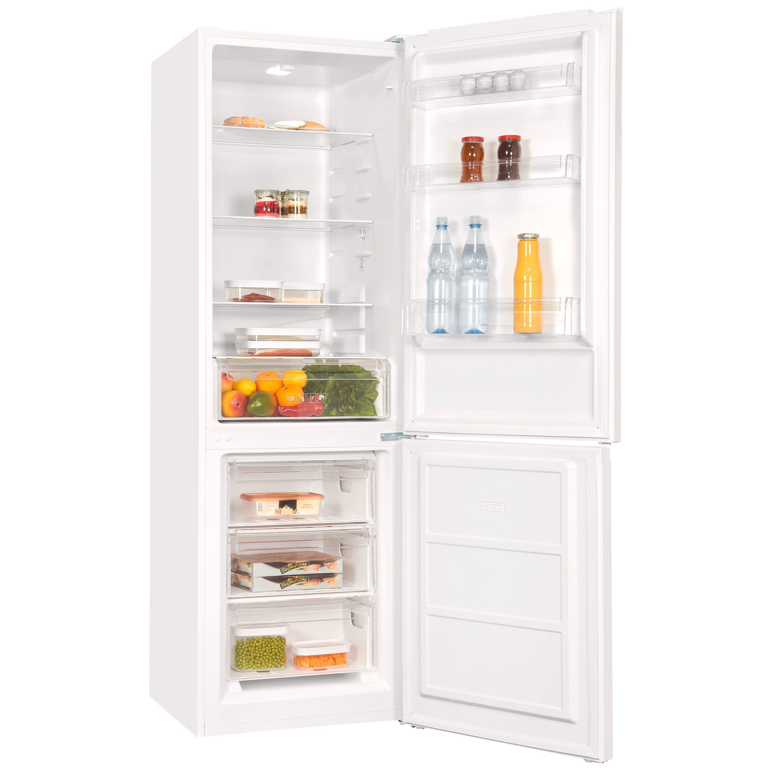 Ein weißer, offener Kühlschrank mit Lebensmitteln in den Regalen und in den Türfächern.