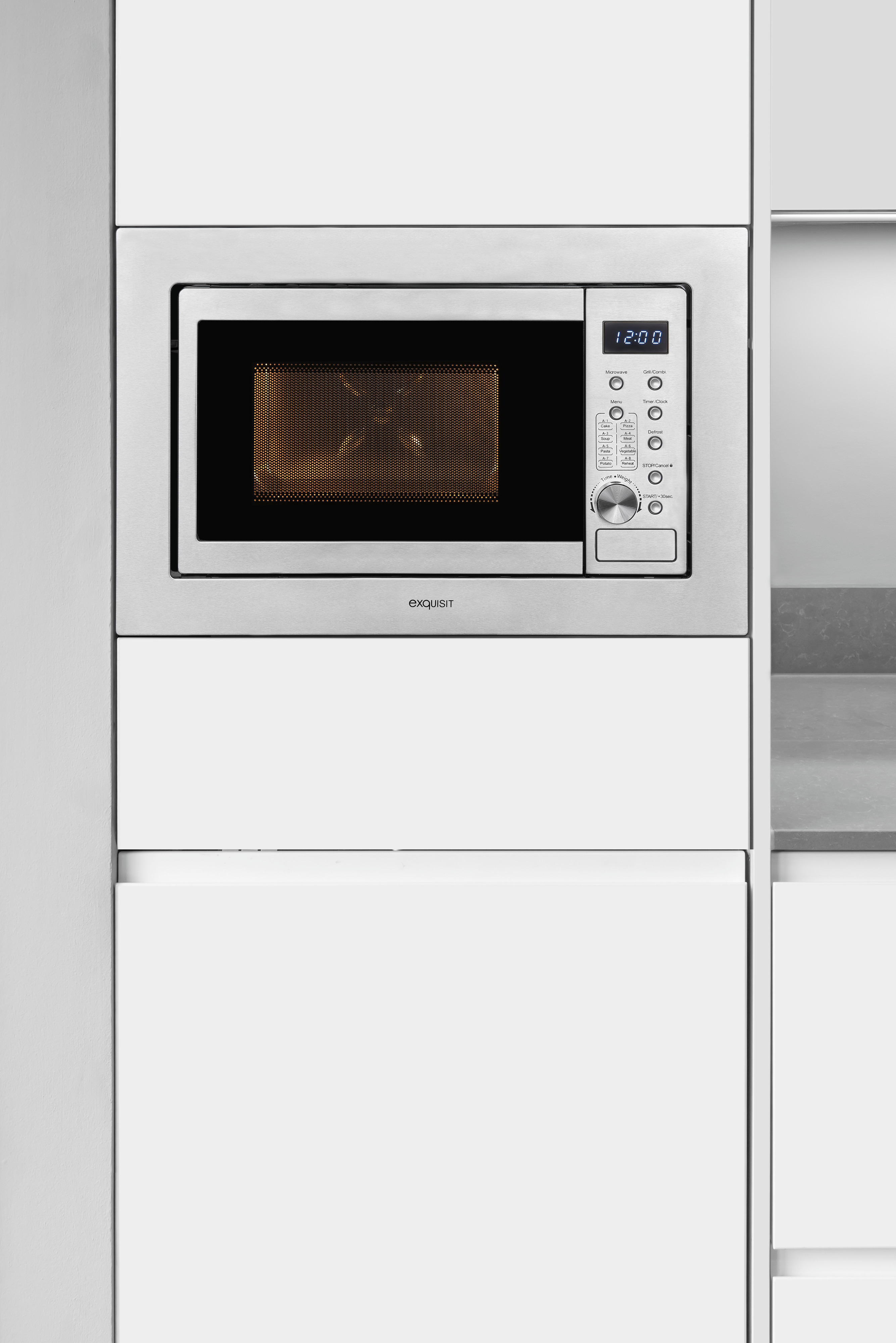 Eine eingebaute silberne Mikrowelle mit digitalem Display und Knöpfen in einer weißen Küchenzeile.