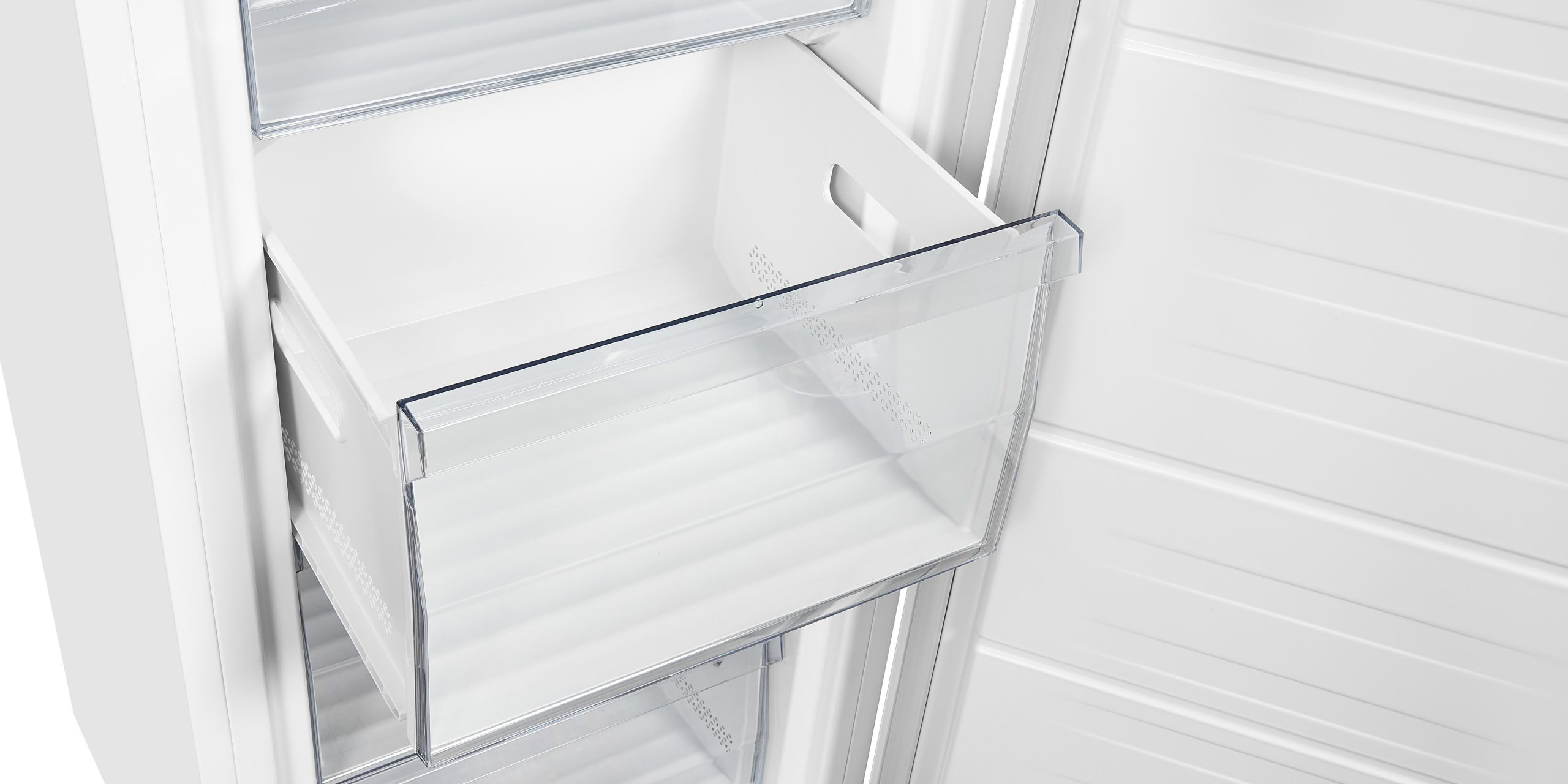 Un cajón de congelador blanco abierto con frente transparente dentro de un refrigerador limpio.