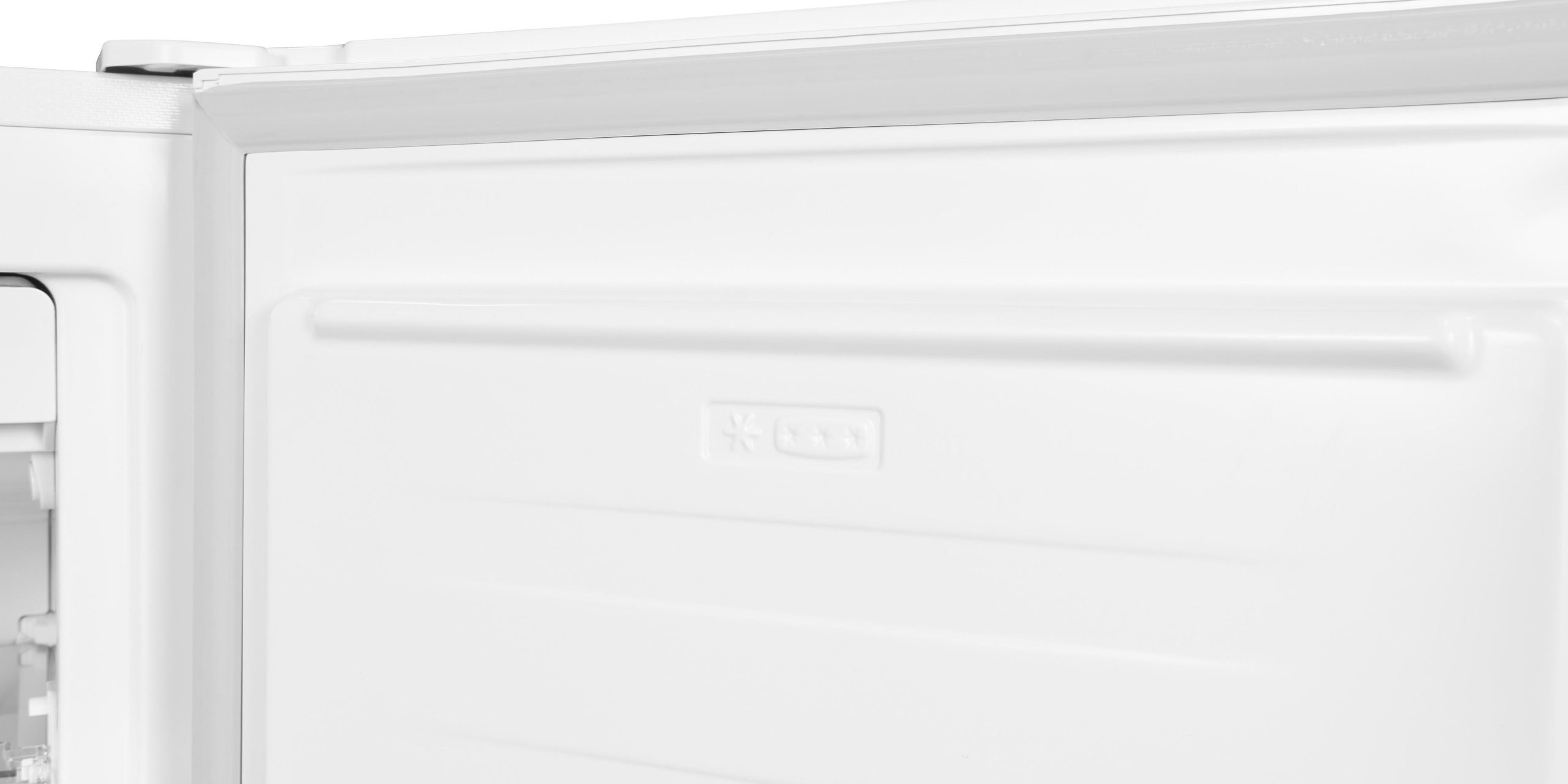 Primer plano del interior de un refrigerador blanco con compartimento congelador y estrellas de calificación.
