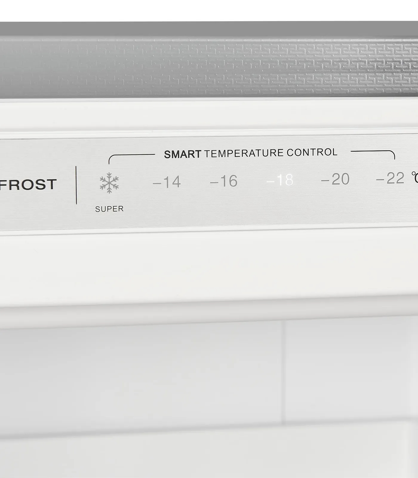 Intelligentes Temperatursteuerungsfeld an einem weißen Gefrierschrank mit Temperatureinstellungen und Super-Frost-Symbol.