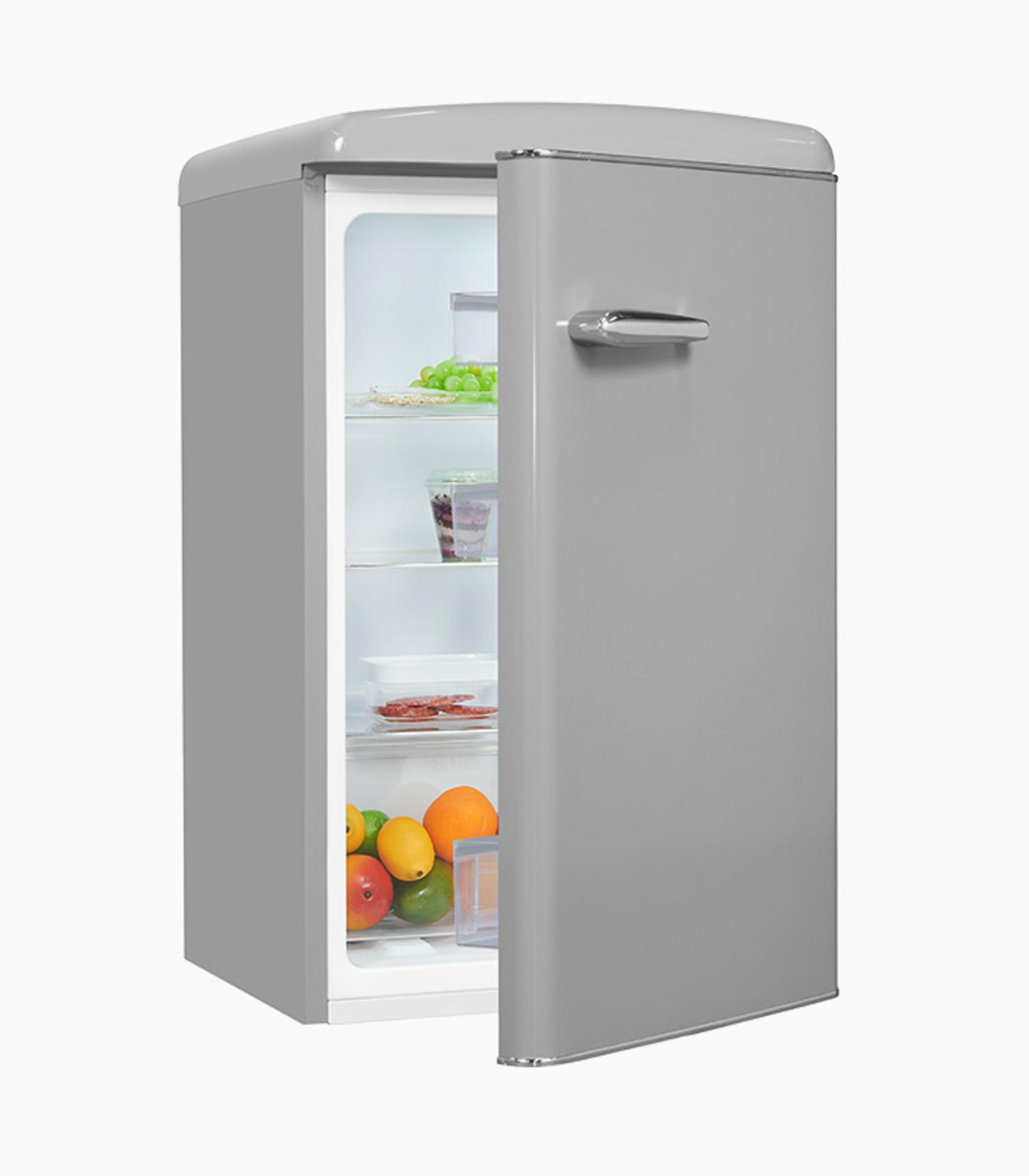 Una mininevera plateada de estilo retro con la puerta abierta, mostrando estantes con varias frutas y recipientes.