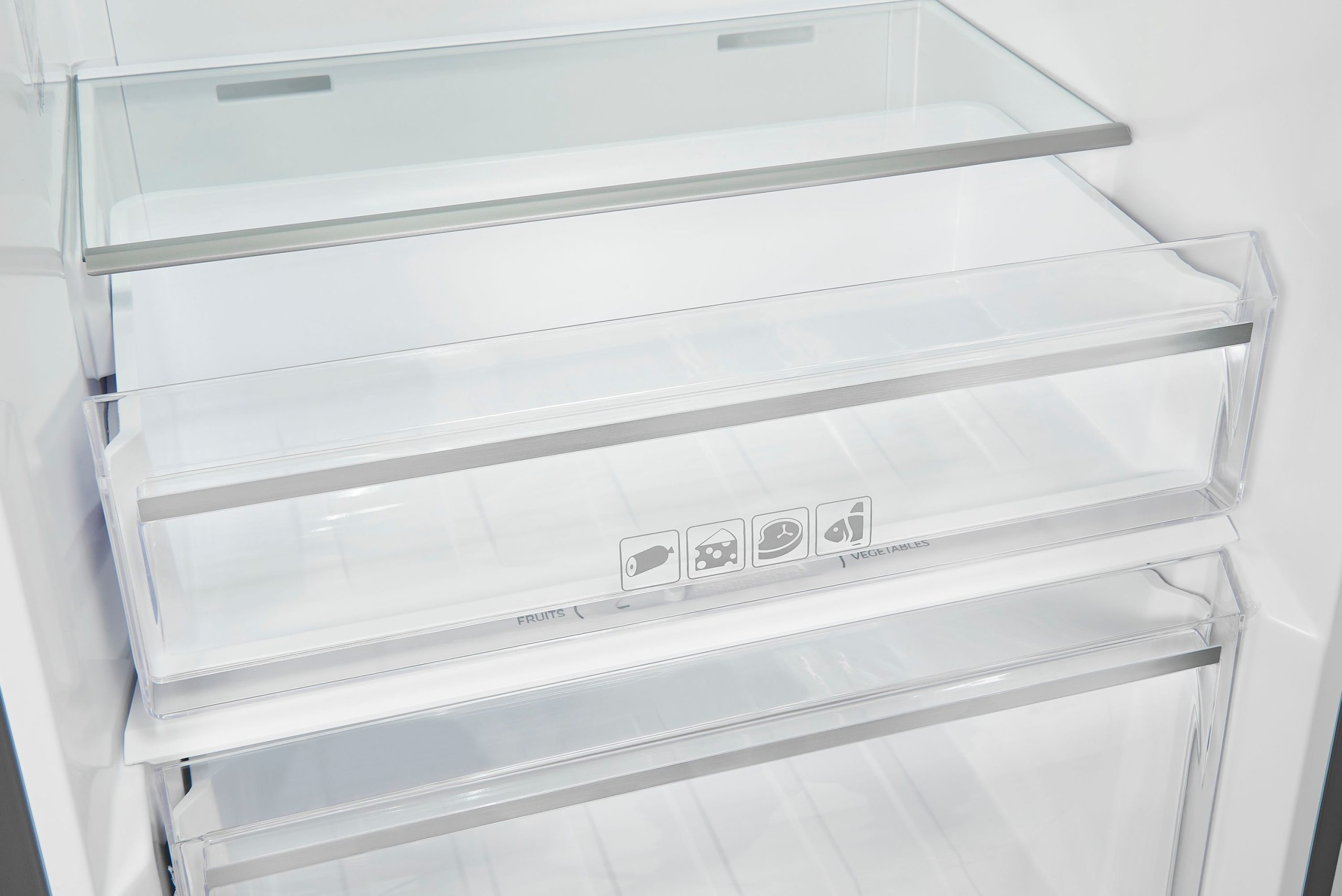Innenansicht eines leeren weißen Kühlschranks mit Glasböden und Schubladen mit Lebensmittelsymbolen.