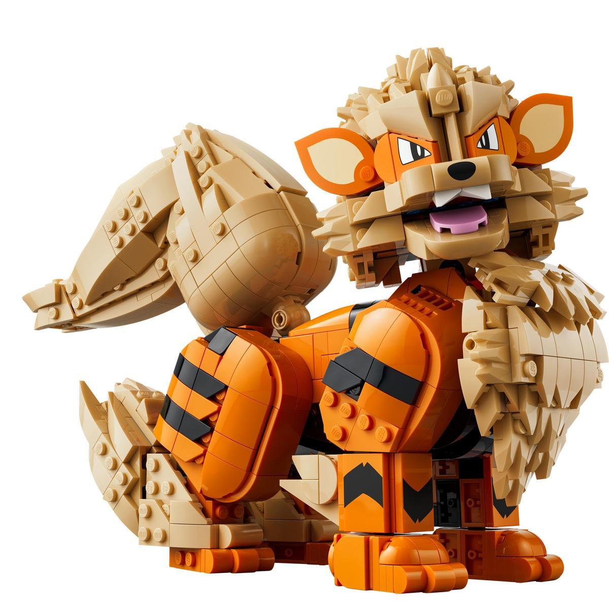 Turuncu ve bej gövdesi, büyük kulakları ve gür kuyruğu olan Pokémon Arcanine'in LEGO figürü.