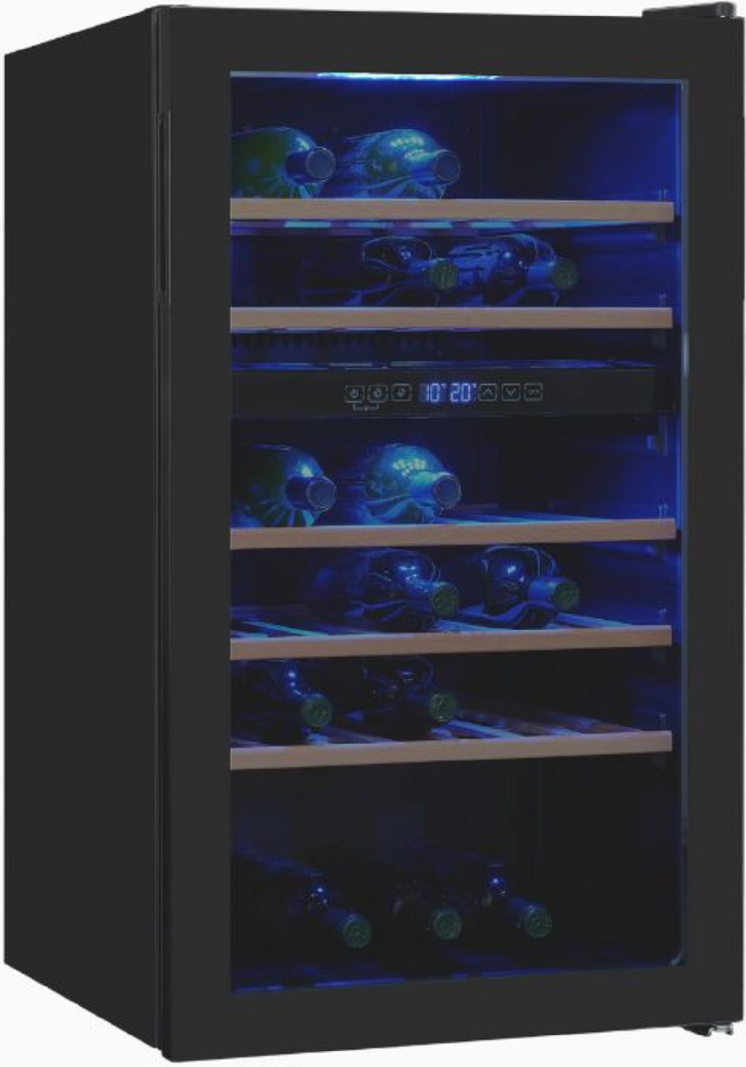 Una vinoteca negra con estantes de madera e iluminación interior azul contiene varias botellas de vino.