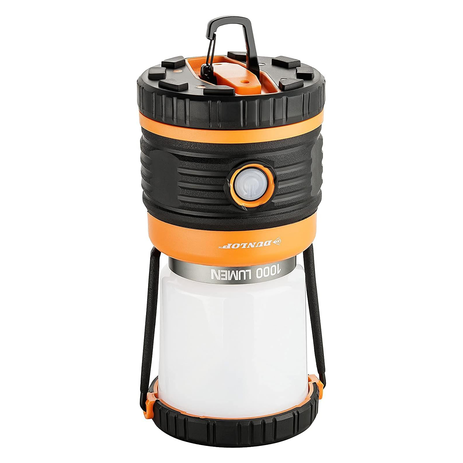 Eine orange-schwarze Dunlop-Campinglaterne mit 1000 Lumen, Aufhängeclip und milchigem Lichtzylinder auf weißem Grund.