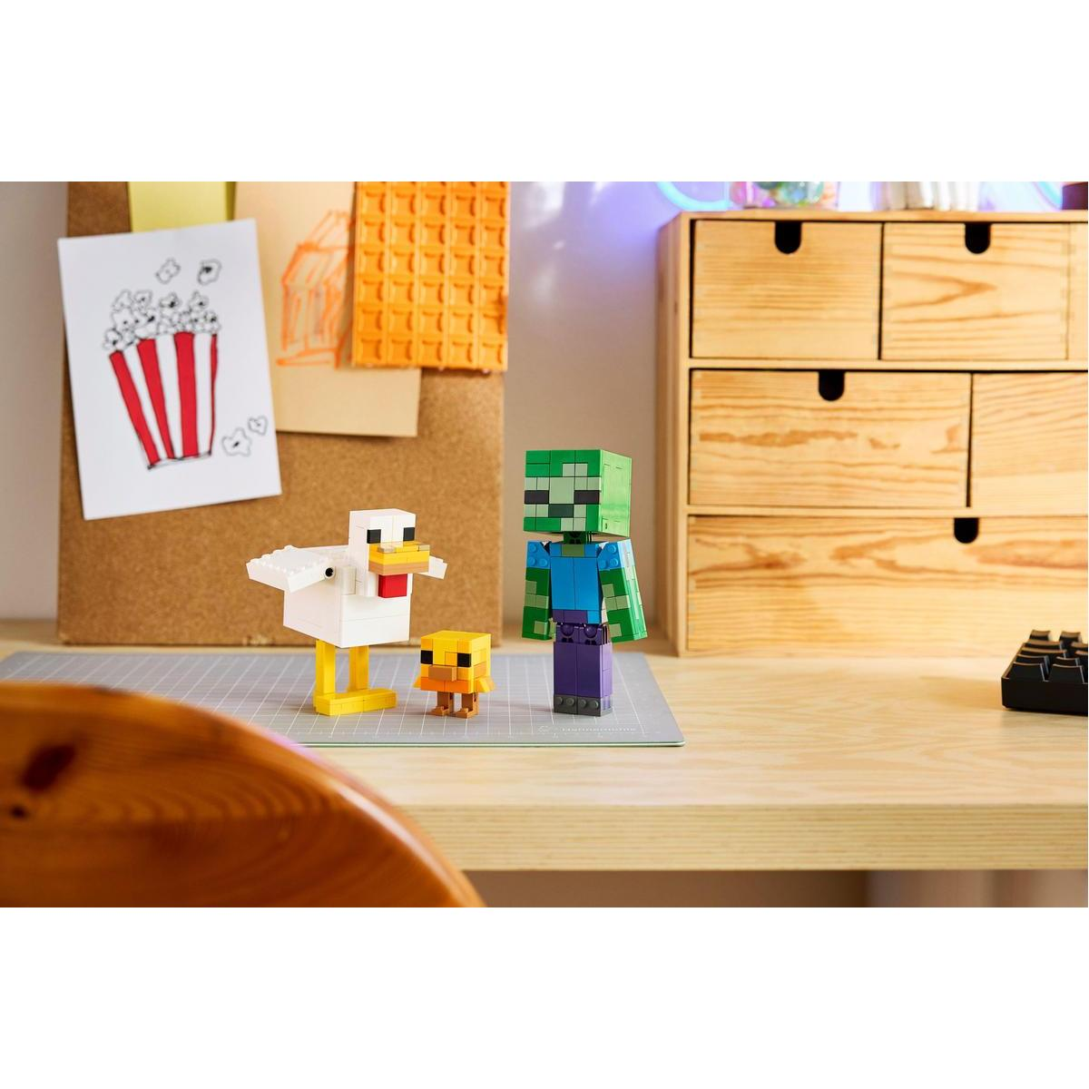 Figuras de Lego de Minecraft: un zombi y dos pollos están de pie en un escritorio.