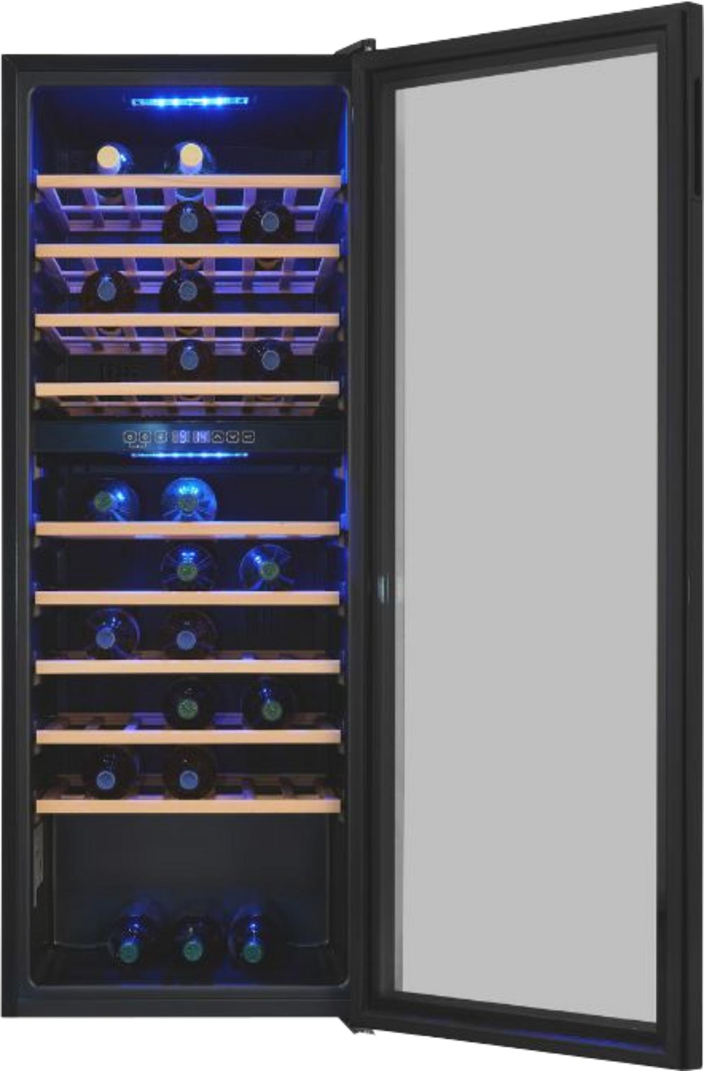 Un enfriador de vino abierto con estantes de madera e iluminación LED azul lleno de botellas de vino.