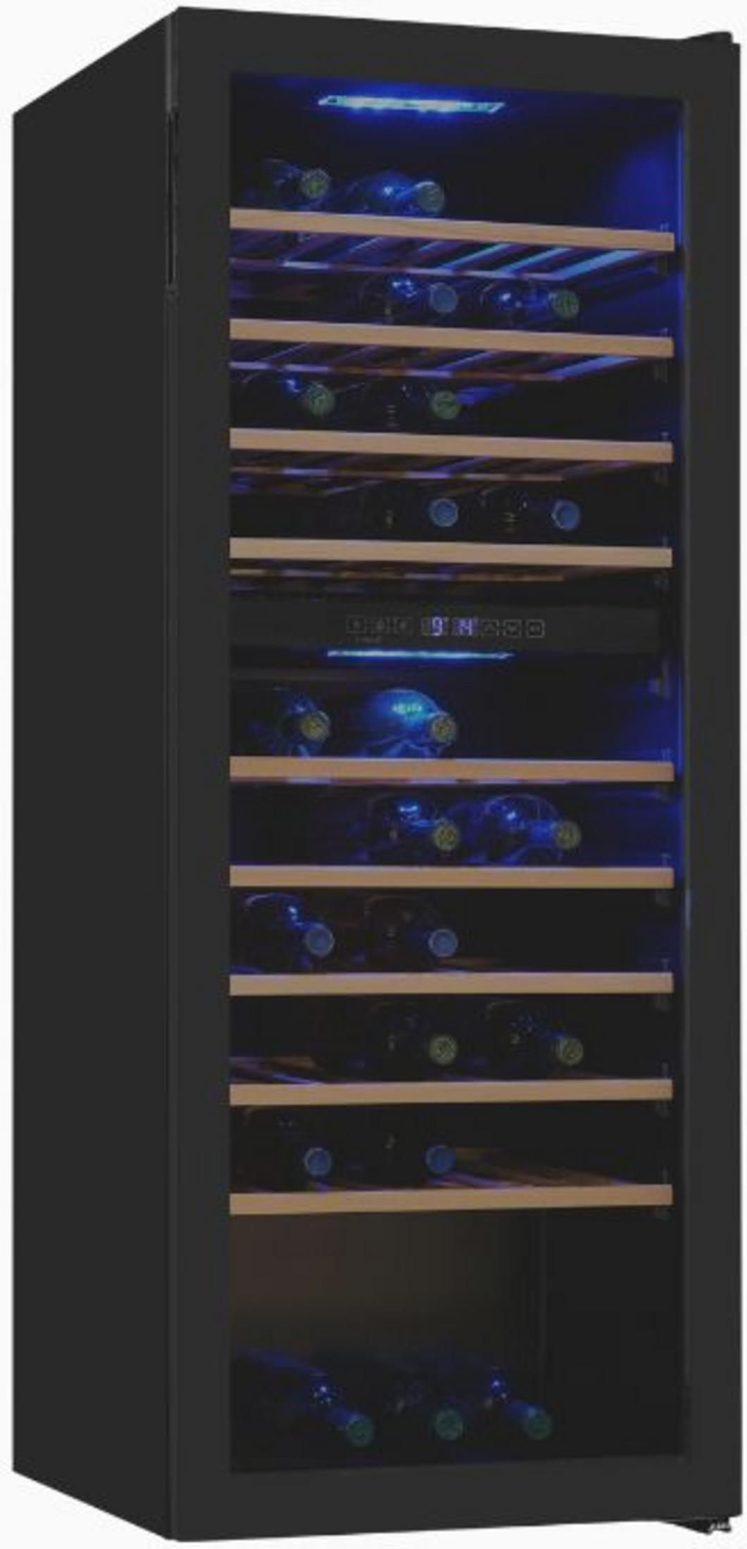 Un enfriador de vino negro con estantes color madera e iluminación interior azul está lleno de botellas de vino.