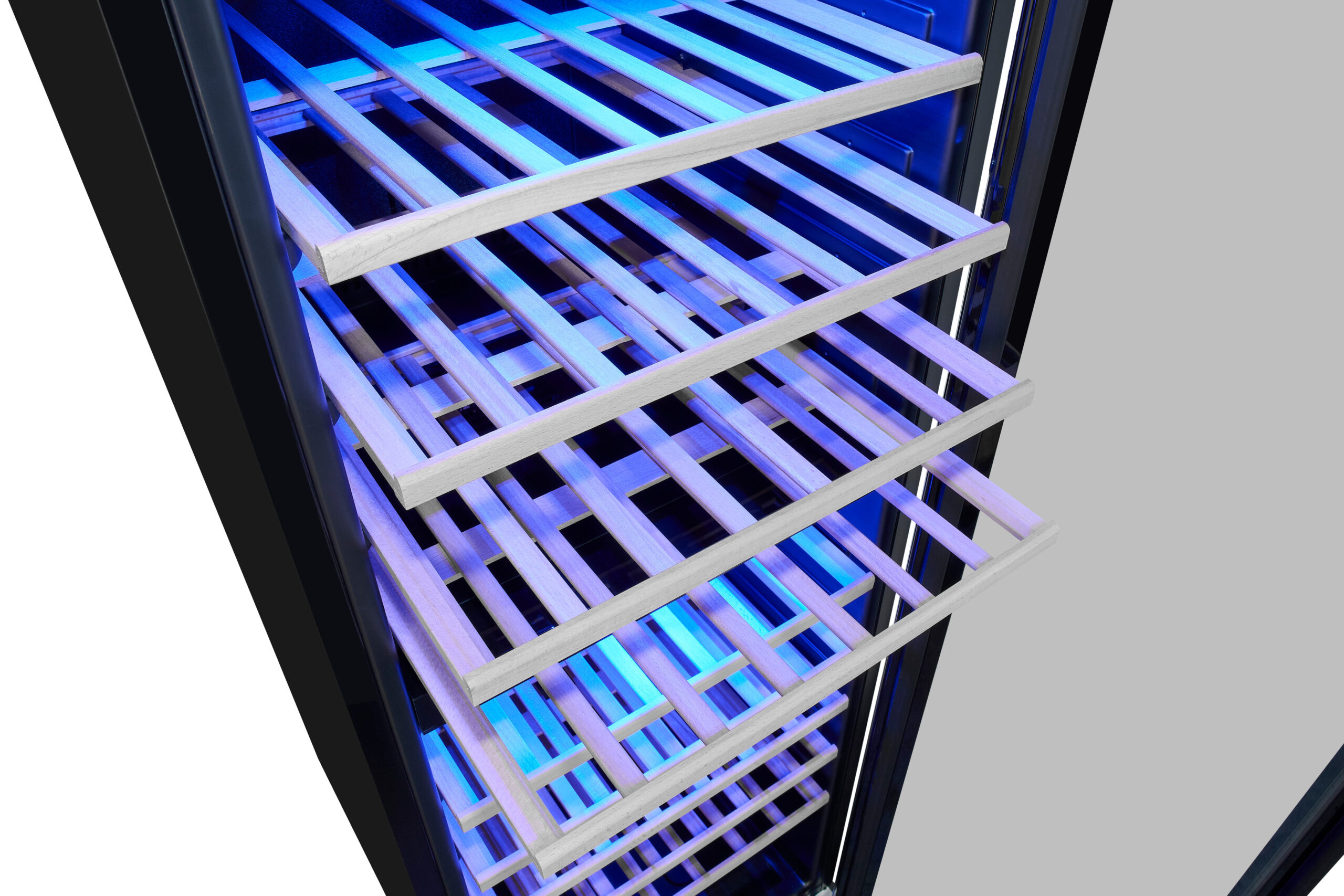 Una vinoteca abierta con estantes de madera clara e iluminación interior azul.