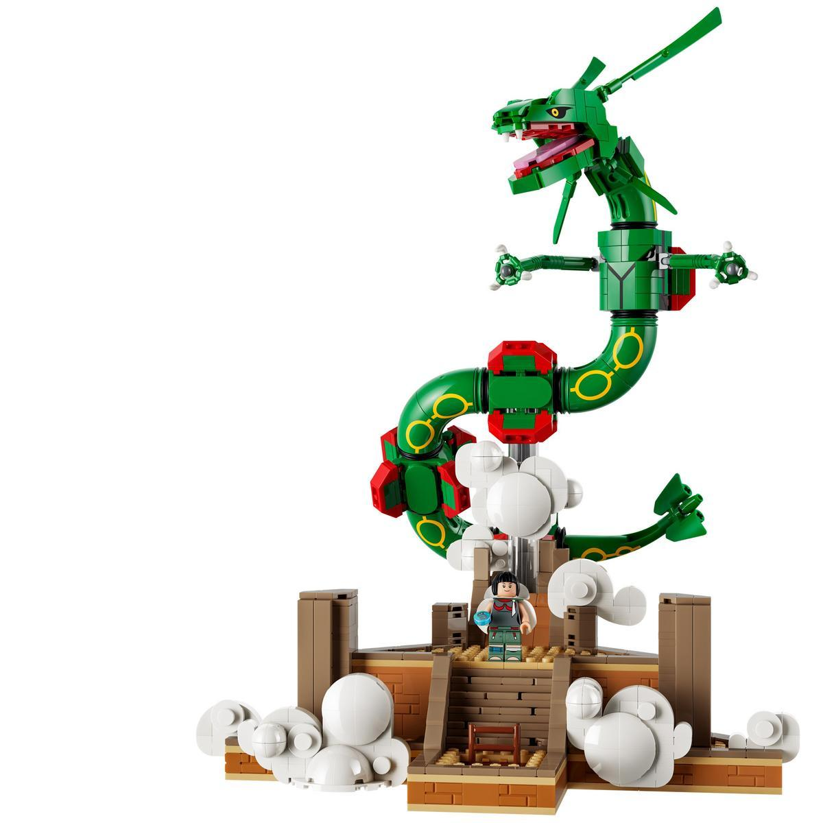 Beyaz bulutlu ve bir minifigürlü taş platform üzerinde yeşil ejderha Rayquaza'nın Lego modeli.