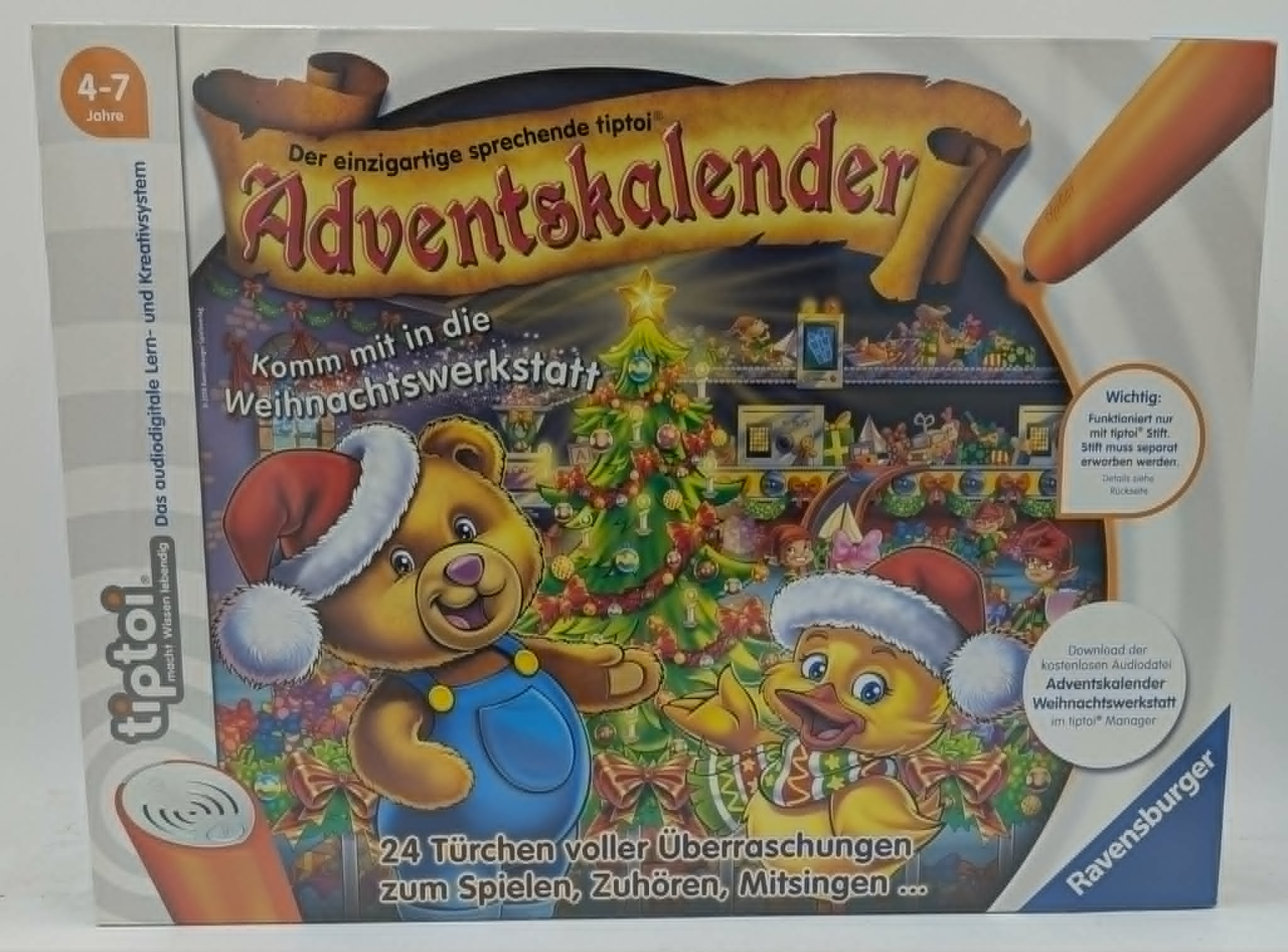 Tiptoi Adventskalender Box mit Bär und Ente in Weihnachtsmützen vor Tannenbaum und Werkstatt.