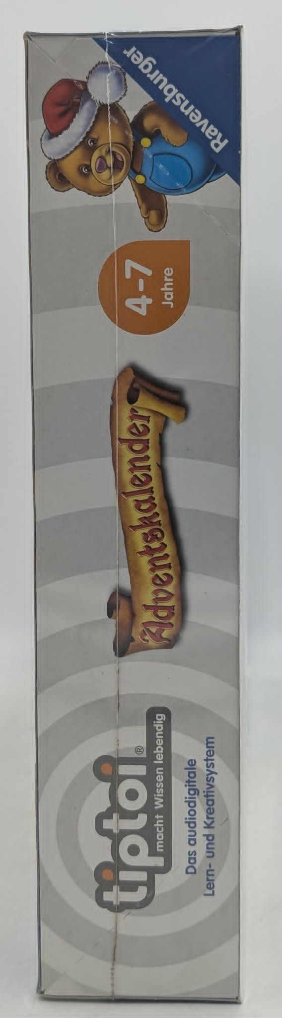 Seitenansicht einer Tiptoi Adventskalender Box mit Teddybär in Weihnachtsmütze und Altersangabe 4-7 Jahre.