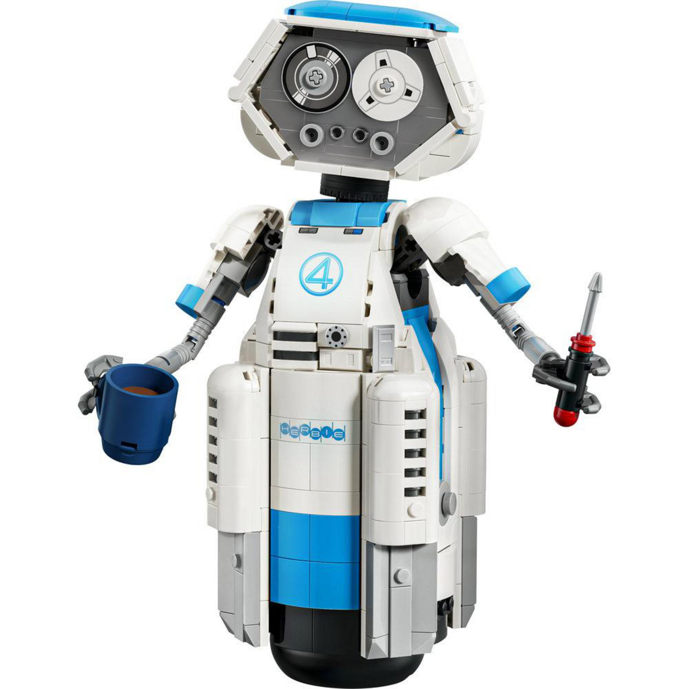 Beyaz arkaplanda fincan ve tornavida tutan beyaz ve mavi bir Lego robotu.