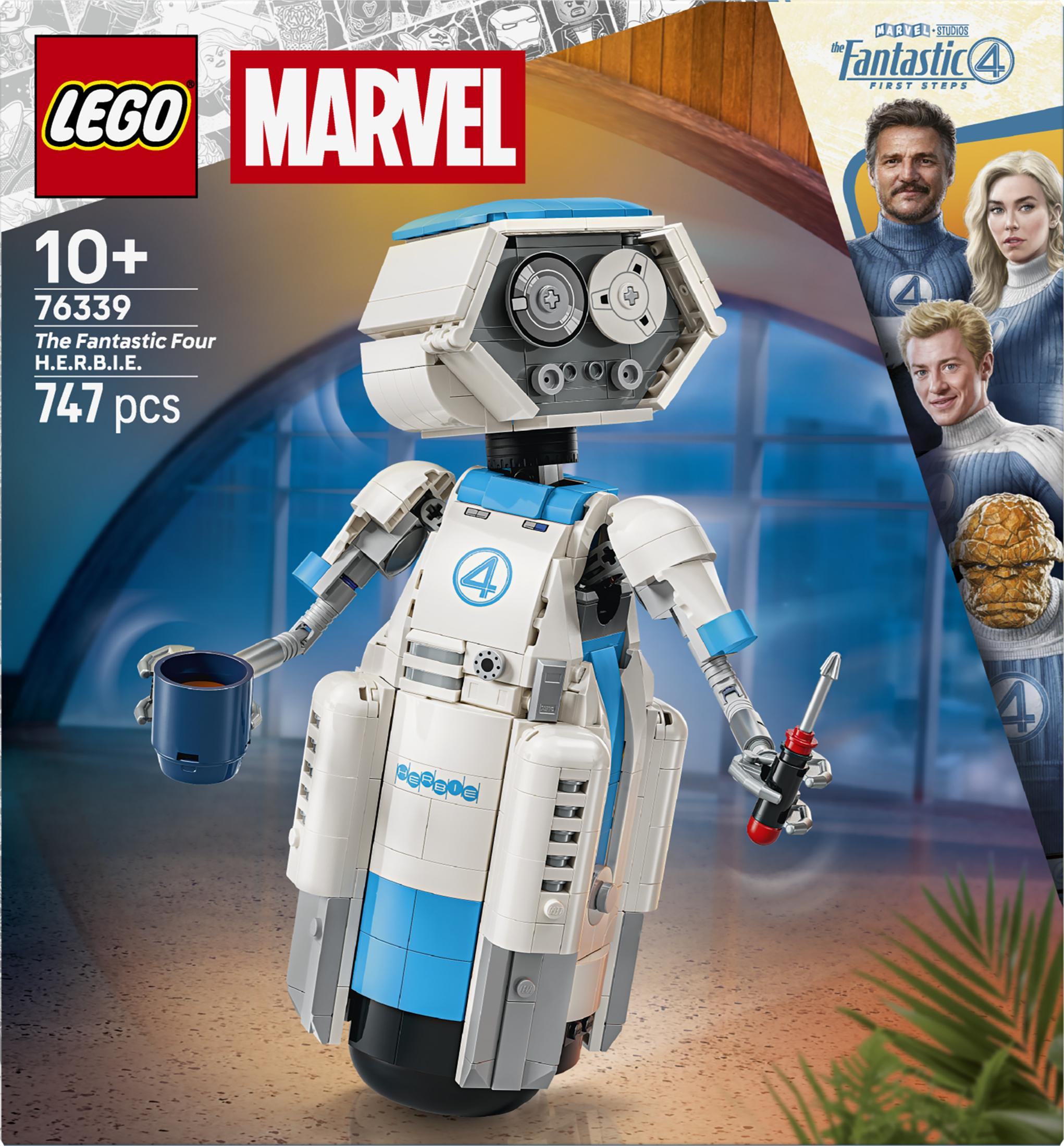 Fincan ve alet tutan bir Lego Marvel H.E.R.B.I.E. robotu, köşede Fantastik Dörtlü ekibi var.
